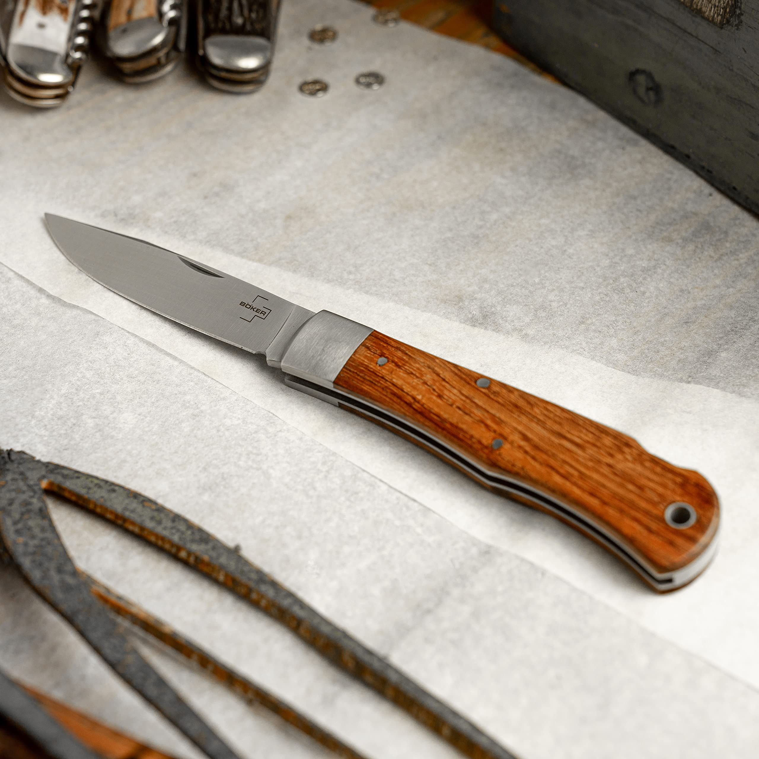 Böker Plus® Lockback Bubinga - EDC Zweihandmesser mit 440C Klinge 9 cm - Lockback-Messer in Messer-Etui -klassisches Taschenmesser mit Holzgriff