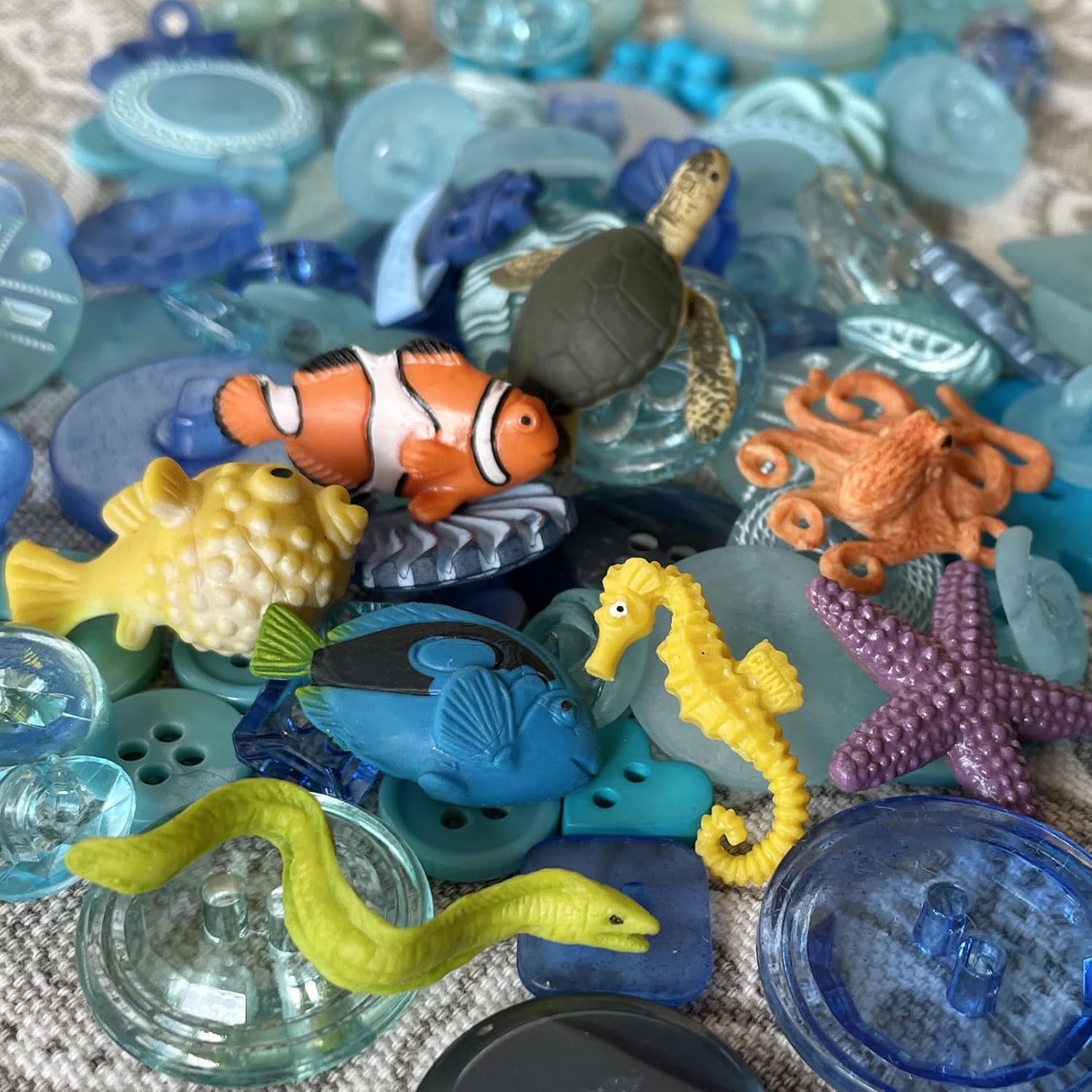Safari Ltd. Good Luck Minis Coral Reef Fun Pack – 8 Mini Figurines: Pufferfish, Clownfish, Starfish, Sea Turtle, Seahorse, Octopus, Blue Tang, Moray Eel – Educational Toy Boys, Girls & Kids Ages 5+