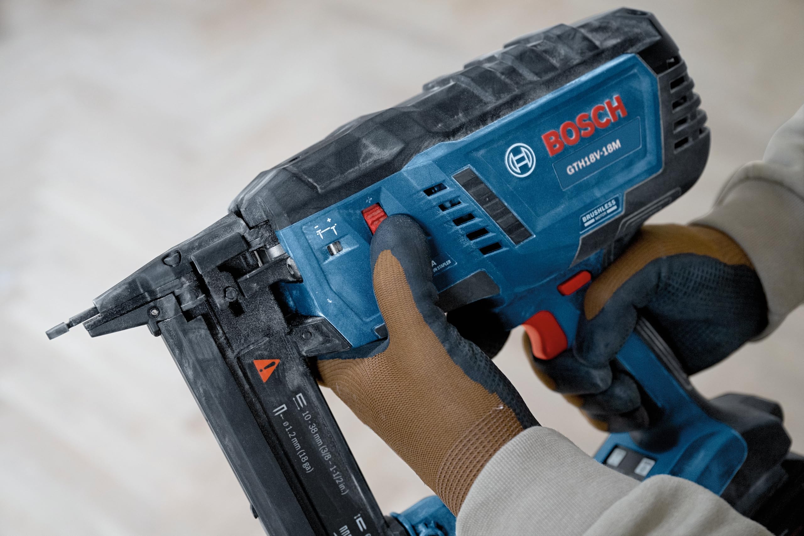 BOSCH GTH18V-18M Bürstenloser 18-Gauge-Heftgerät mit schmaler Krone, kabellos, leistungsstark und präzise für Möbel-, Polster- und Schrankanwendungen (Bare Tool)