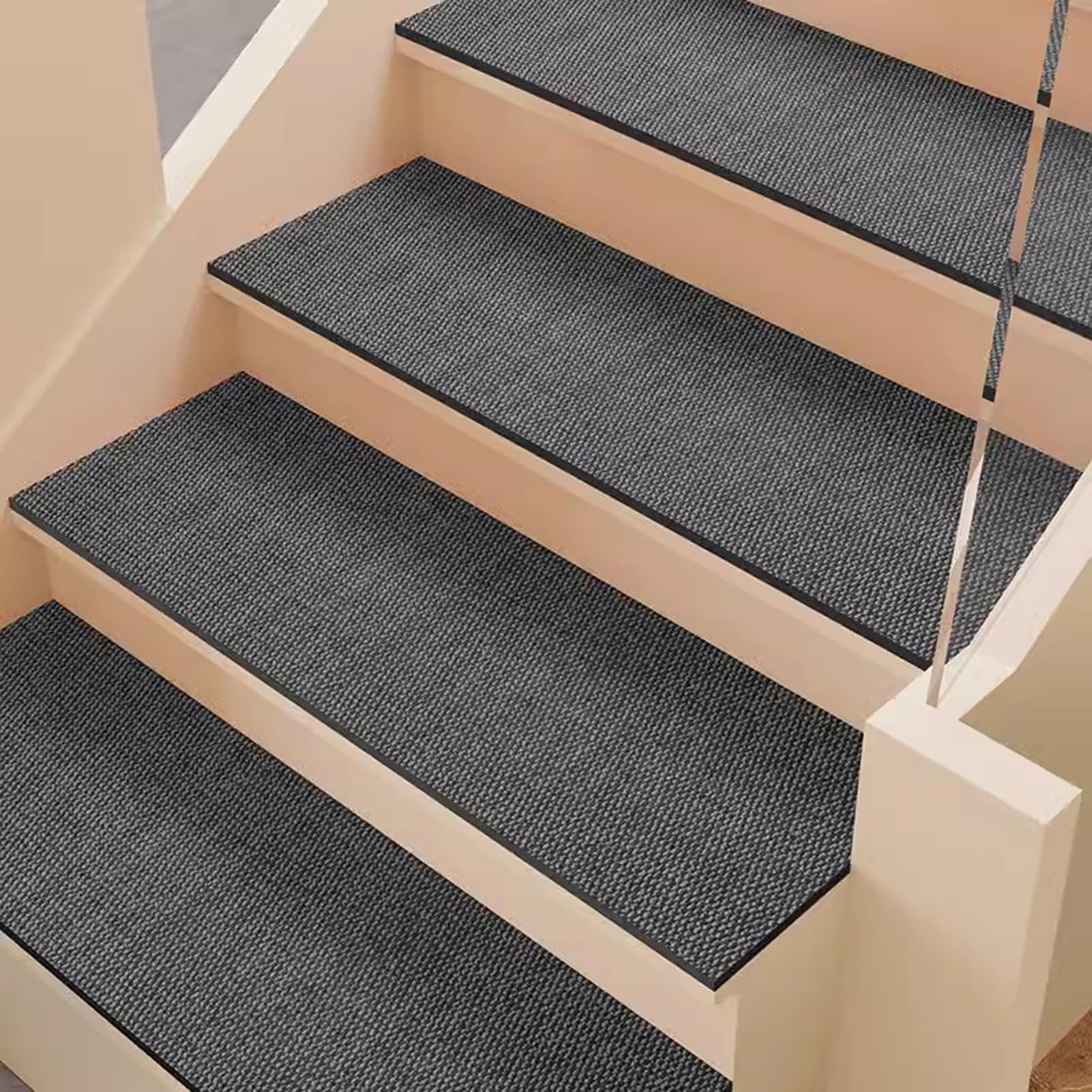 Tapis d'escalier antidérapant et confort phonique pour maison familiale chaleureuse