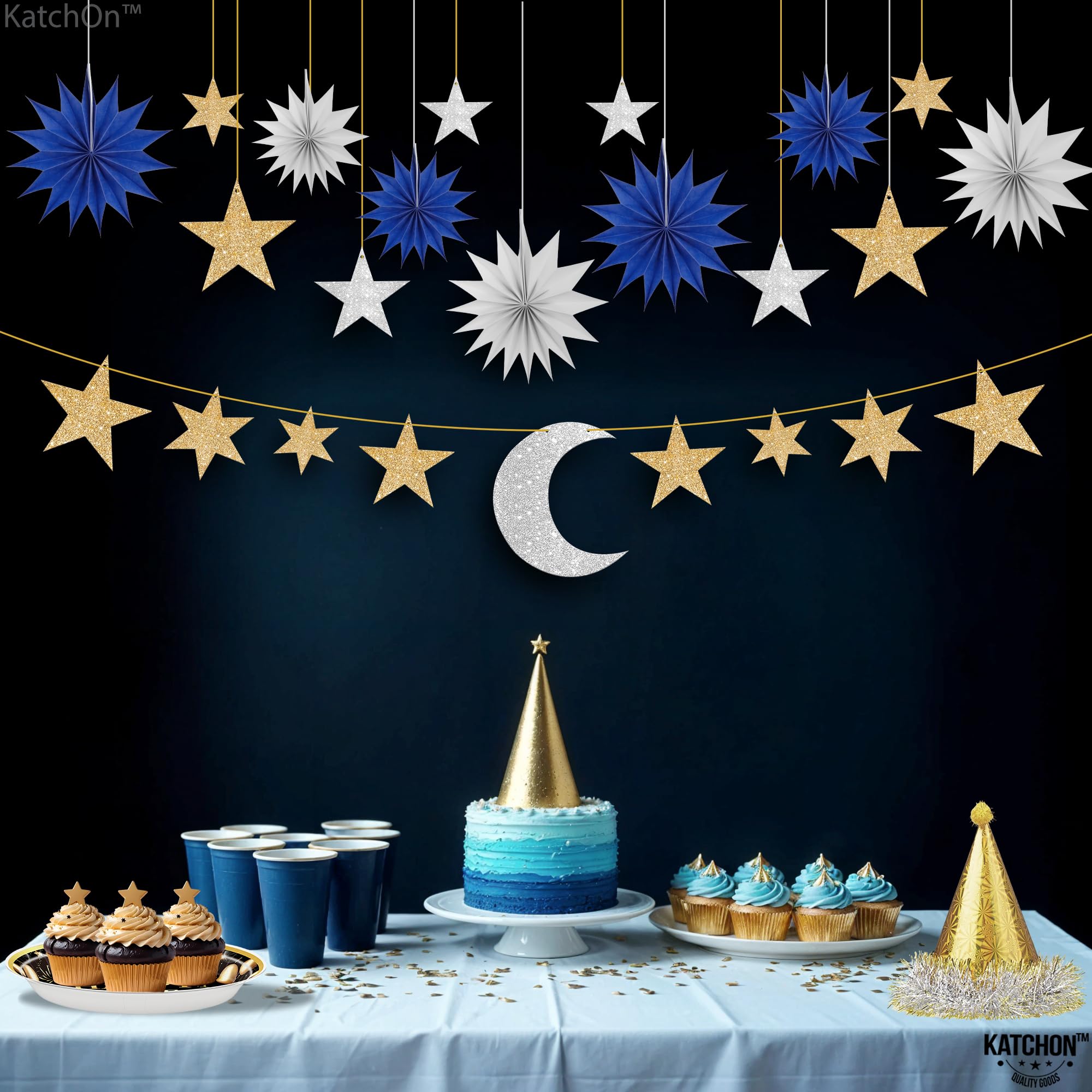 KatchOn, Suministros de fiesta de Año Nuevo 2025 – Paquete de 4 | Pancarta premontada, Feliz Año Nuevo | Abanicos de papel con estrella dorada y pancarta de luna para decoraciones de Feliz Año Nuevo
