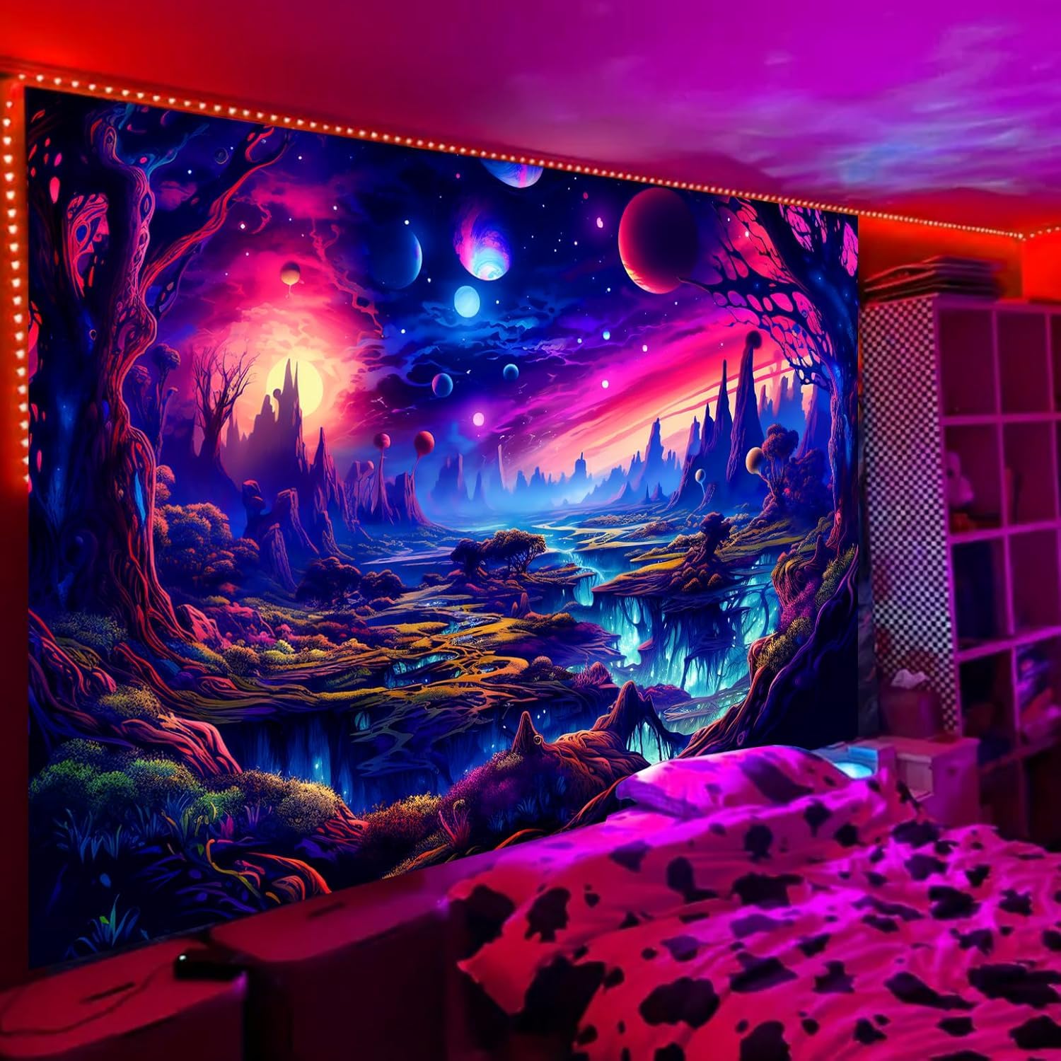 Simpkeely Fantasy Planet Tapisserie, Forêt à la Lumière Noire, Paysage Naturel Rétro Esthétique Tenture Murale, Réactif aux UV, Coucher de Soleil Arbres pour Chambre à Coucher - 240 x 320cm