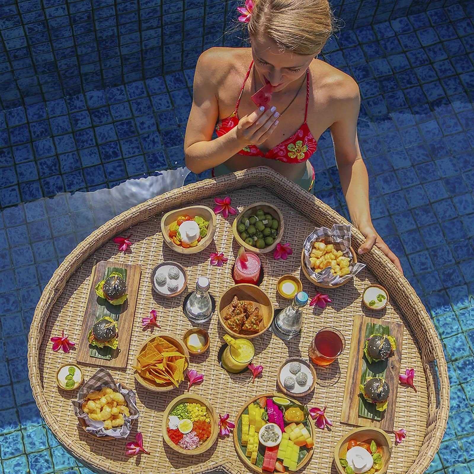 MRKU Bandeja Flotante de Mimbre para Desayuno, con Forma de corazón y Asas, Ideal para Piscinas y hoteles.