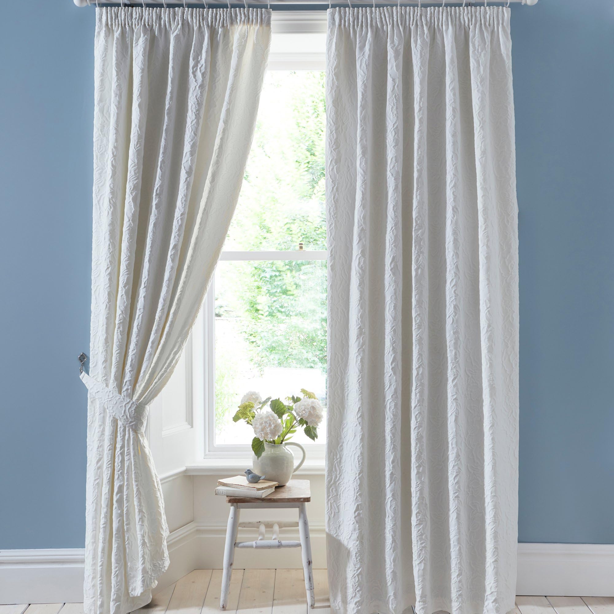 Appletree - White Jacquard Curtains W66 x L72" (168 x 183cm) - 2 Tie Backs Included - 2 Panels - Lined - Floral Curtains in White - Embossed Pencil Pleat Curtains - Luxury Curtains and Drapes