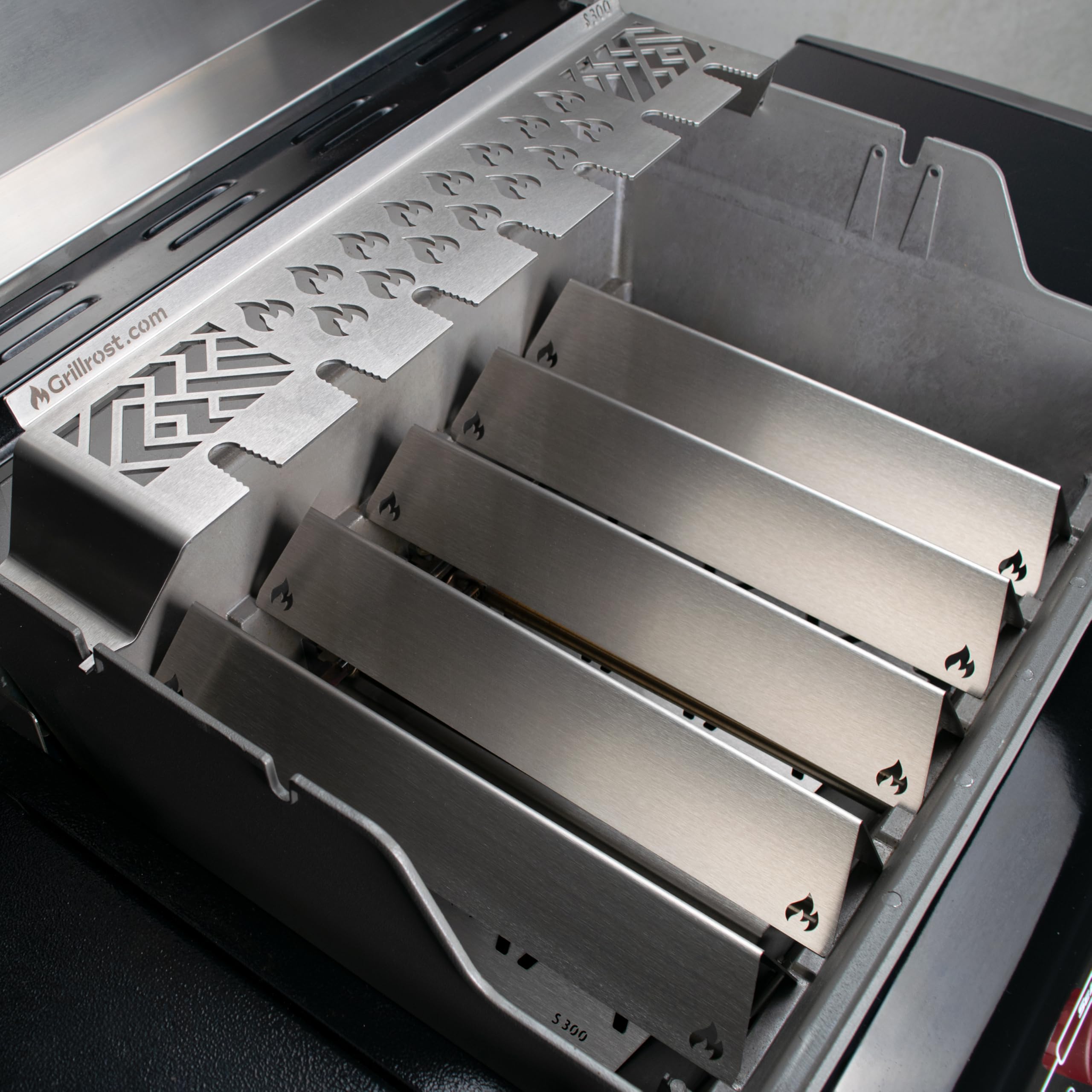 Grillrost.com Das Original Edelstahl Aromaschienen für Weber - Brennerabdeckung für Spirit 300er Serie