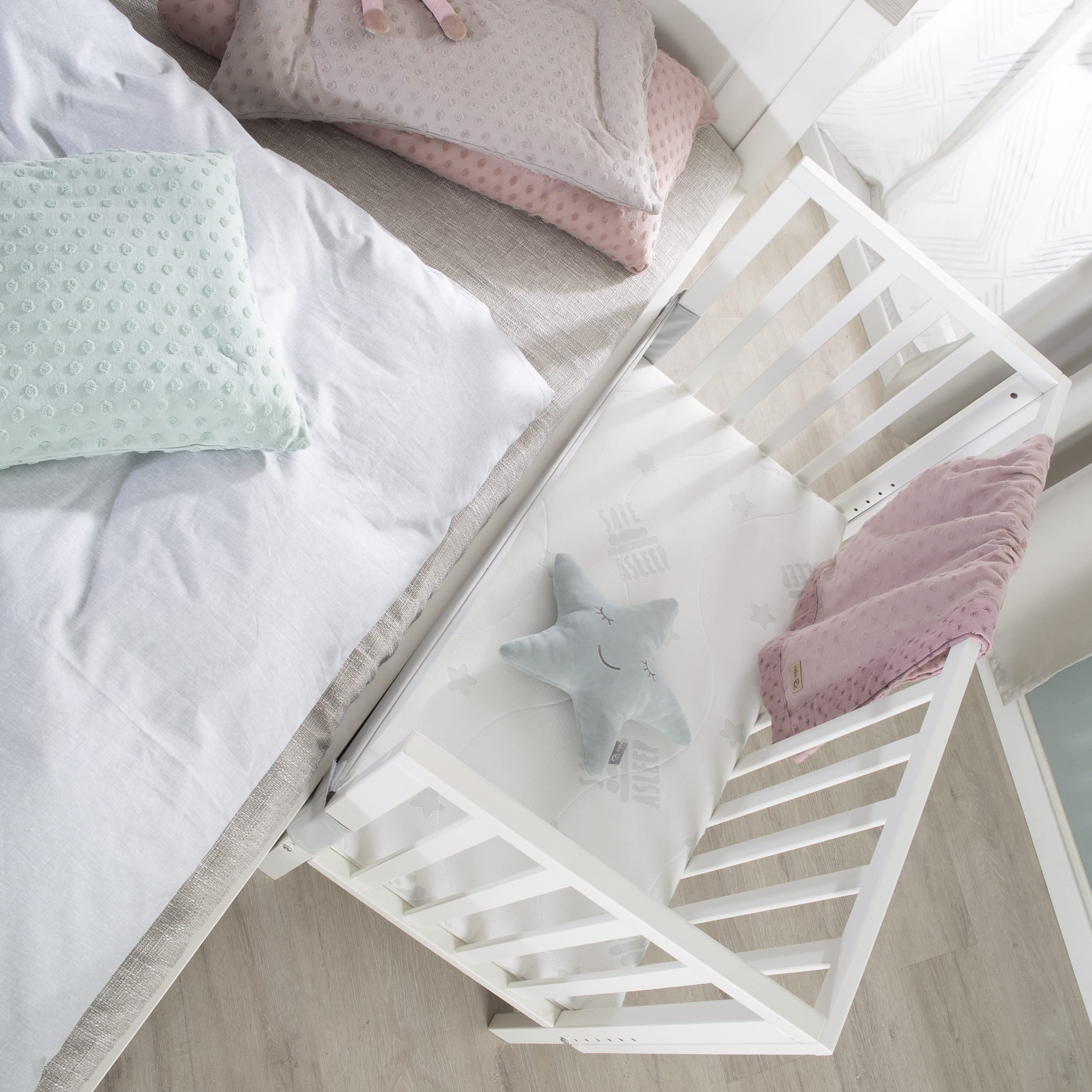 roba Cuna Colecho 2 en 1 con Colchón Safe Asleep 45 x 90 cm y Barrera - Madera Blanca - Adecuada para Todas Las Alturas de Camas Parentales - Desde el Nacimiento - Convertible en Banco hasta 65 kg