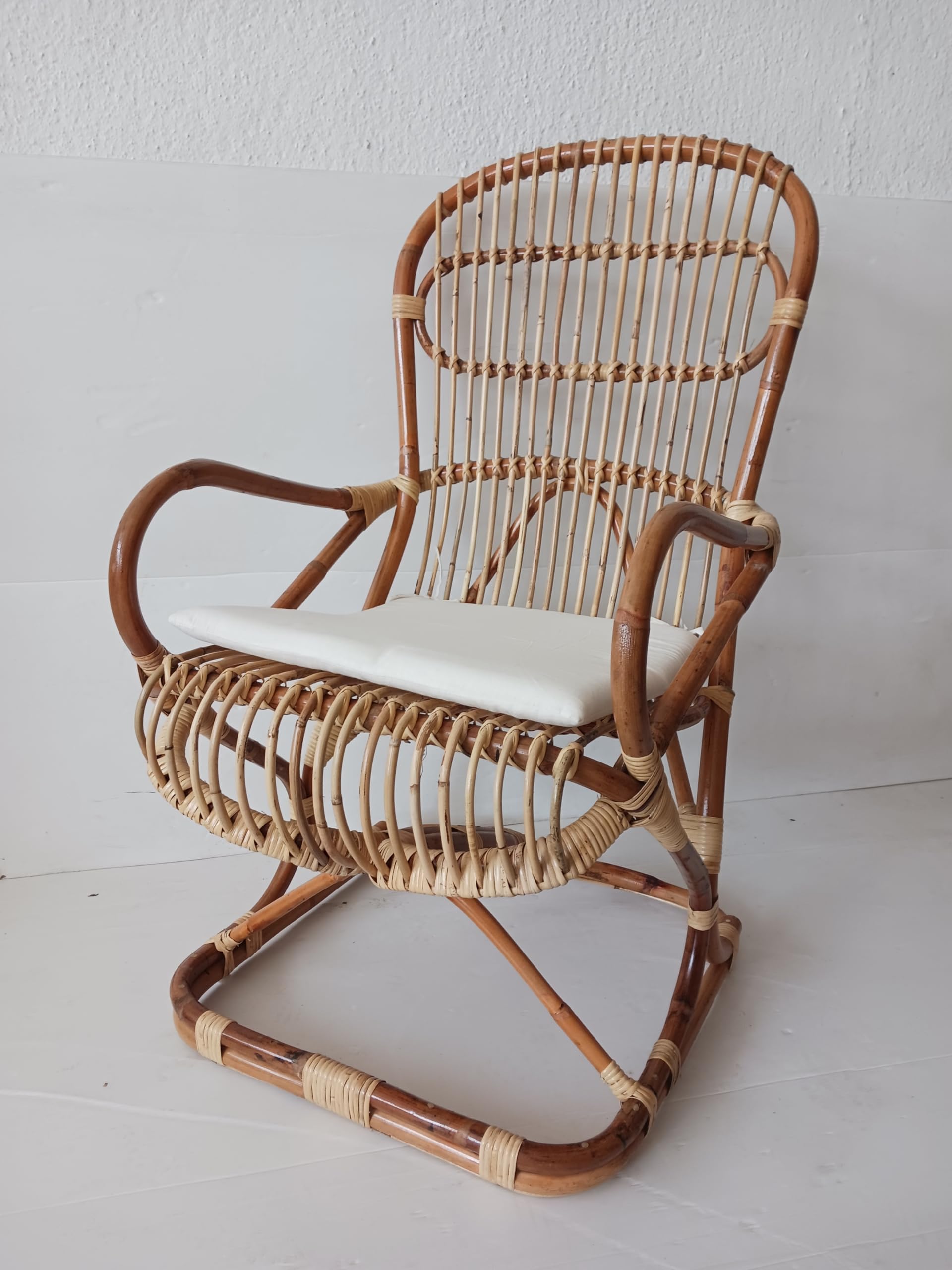Poltrona vimini in rattan naturale Sedia ergonomica Cm 58x75x106 H con cuscino trapuntatao Ideale per esterno ed interno Artigianale ed ecosostenibile