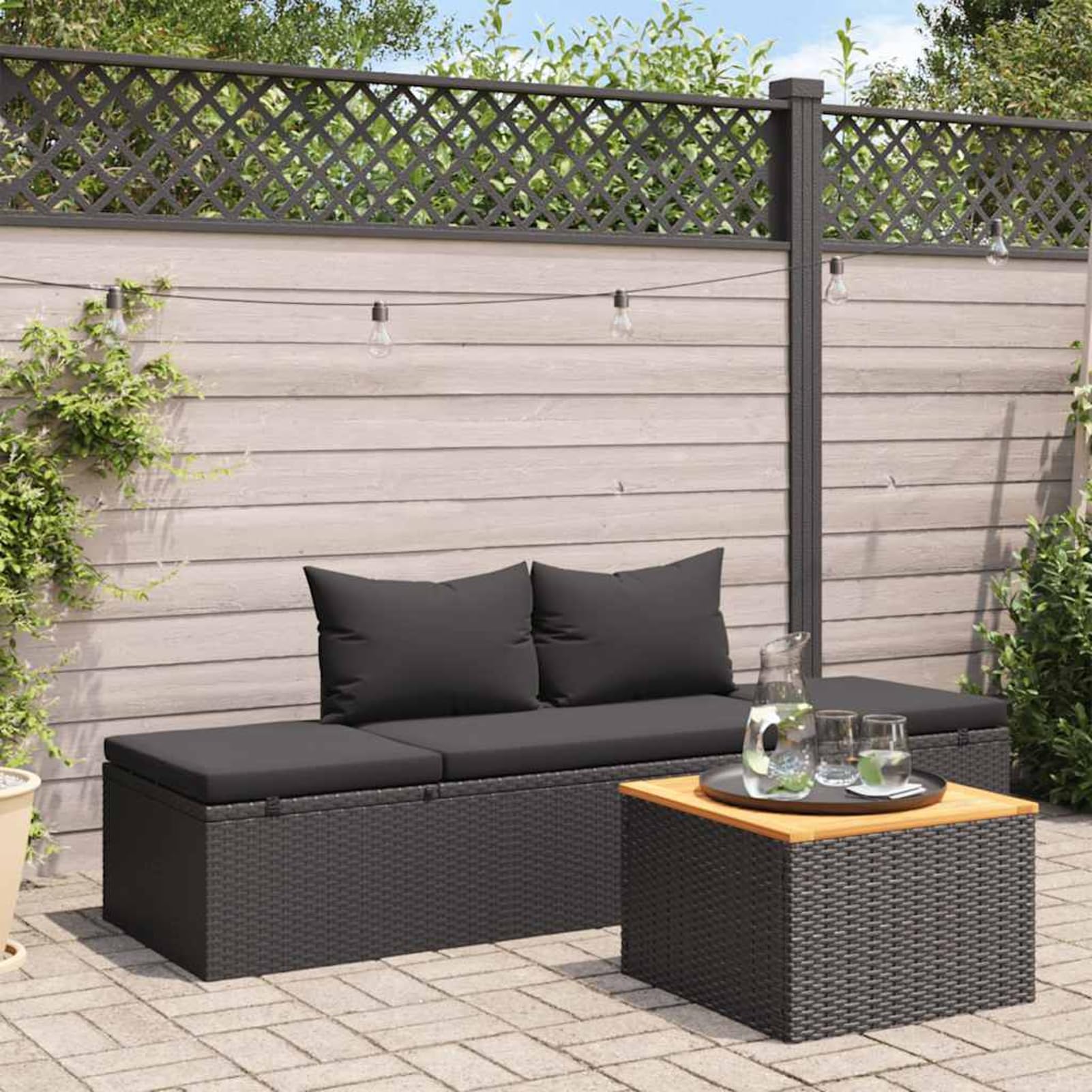 Chaise longue en rotin synthétique noir pour vos moments de détente au jardin