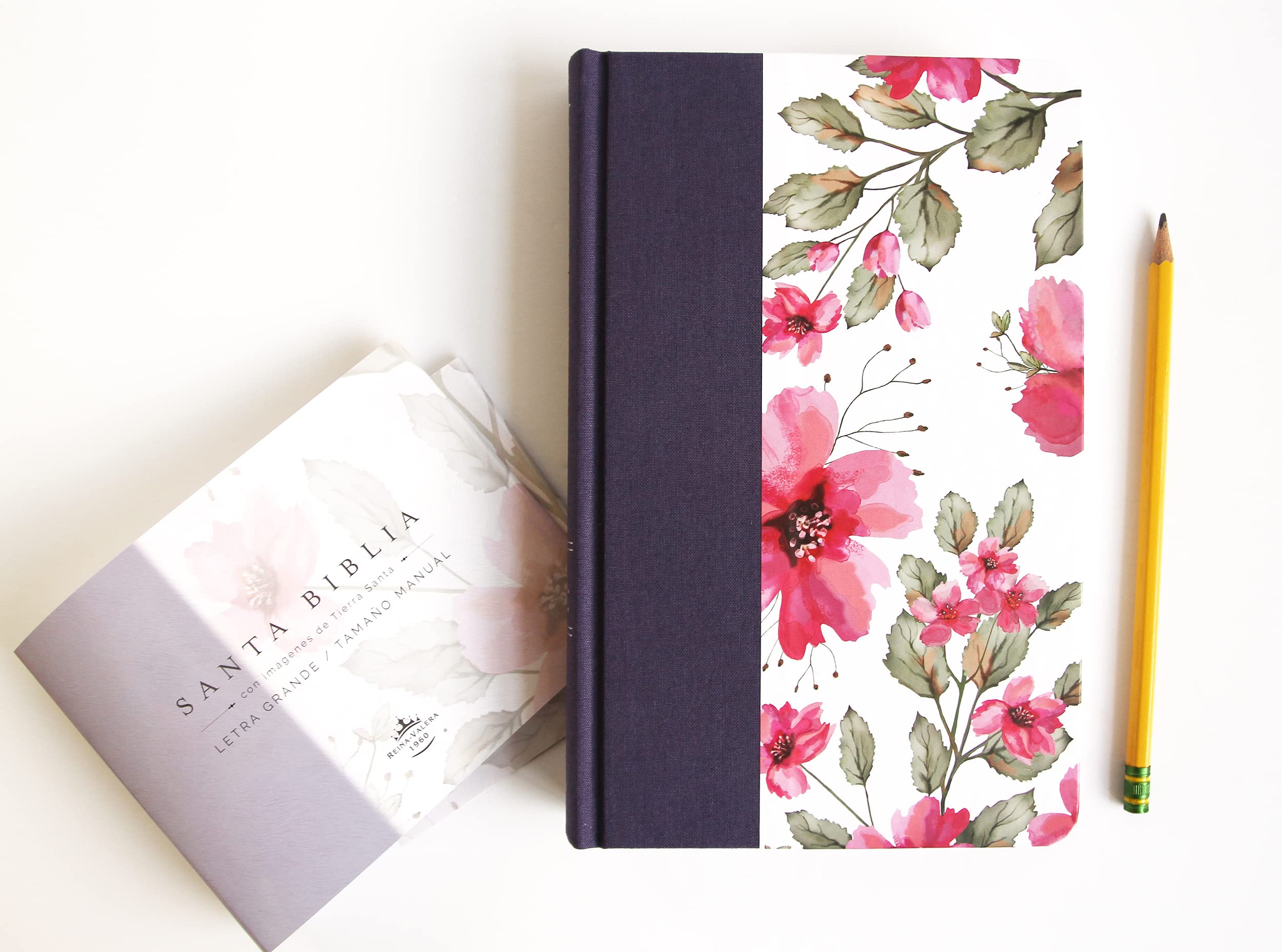 Biblia RVR 1960 letra grande. Tapa dura tela azul púrpura con flores tamaño manu al / Bible RVR 1960 Handy Size Hardcover Cloth with Purple Blue ... / Spanish Bible RVR 1960 Blue with Flowers