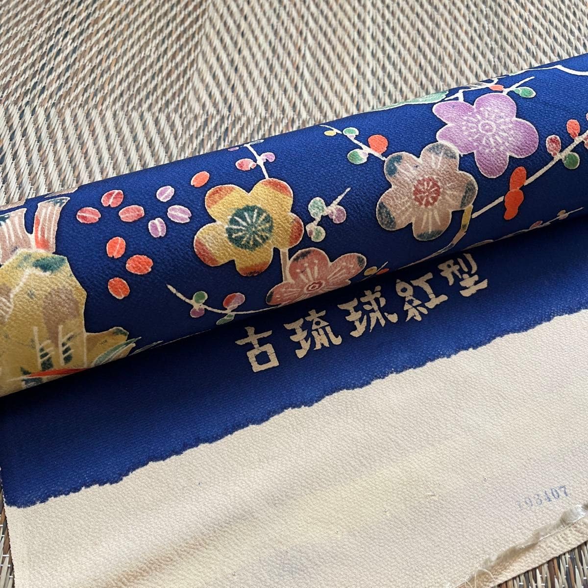 着物反物 琉球紅型 藍色 花車模様 Amazon.co.jp: 琉球紅型 本糊顔料染め 反物 藍色 花柄 : ホビー