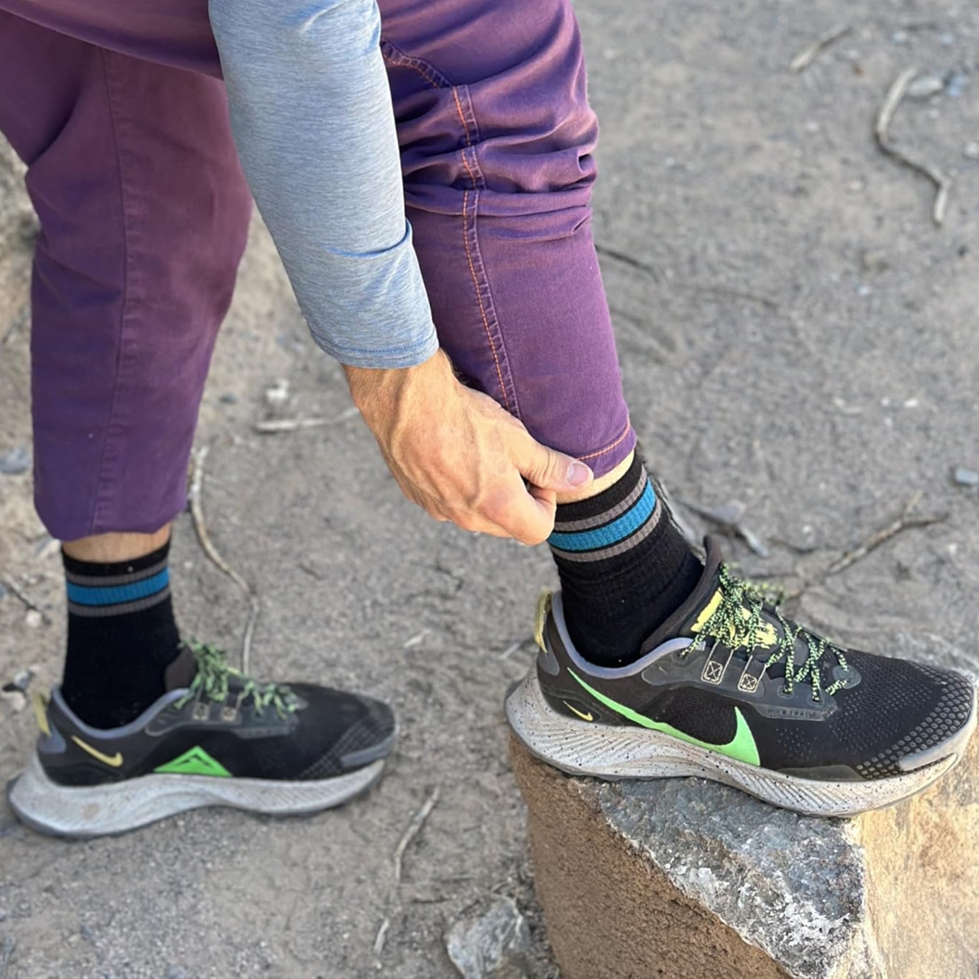 SAMSOX 2 Paar Wandersocken aus Merinowolle, hergestellt in den USA, Micro Crew mit Kissen, leichte Stiefelsocken für Herren und Damen (Nevada), total eclipse, Small