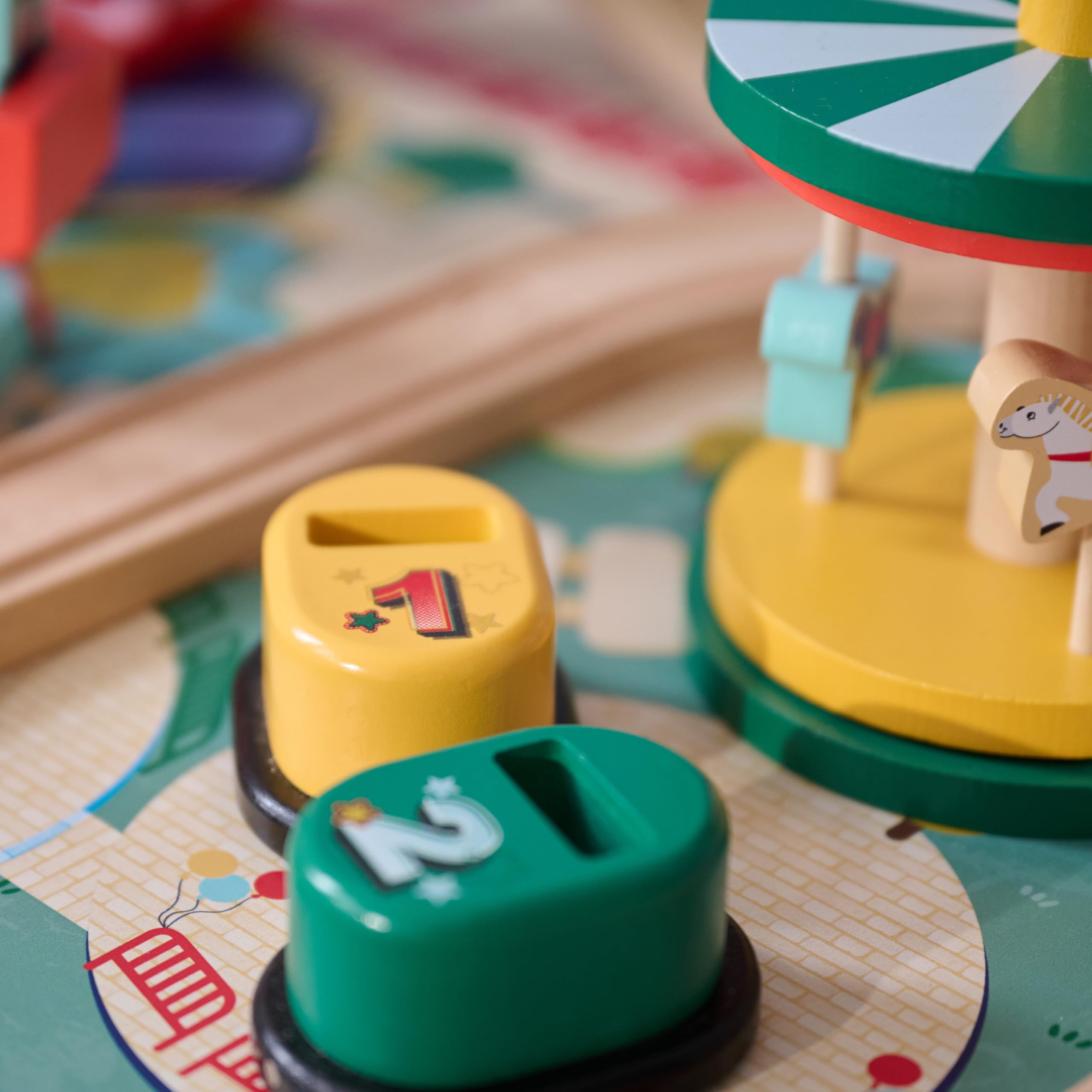 Teamson Kids Eisenbahn Spieltisch mit 6 Mini-Spielen & Aufbewahrung | Riesenrad, Karussell & Zugstrecke, interaktives Spielzeug für Kleinkinder, mit Aufbewahrung, ab 3 Jahren