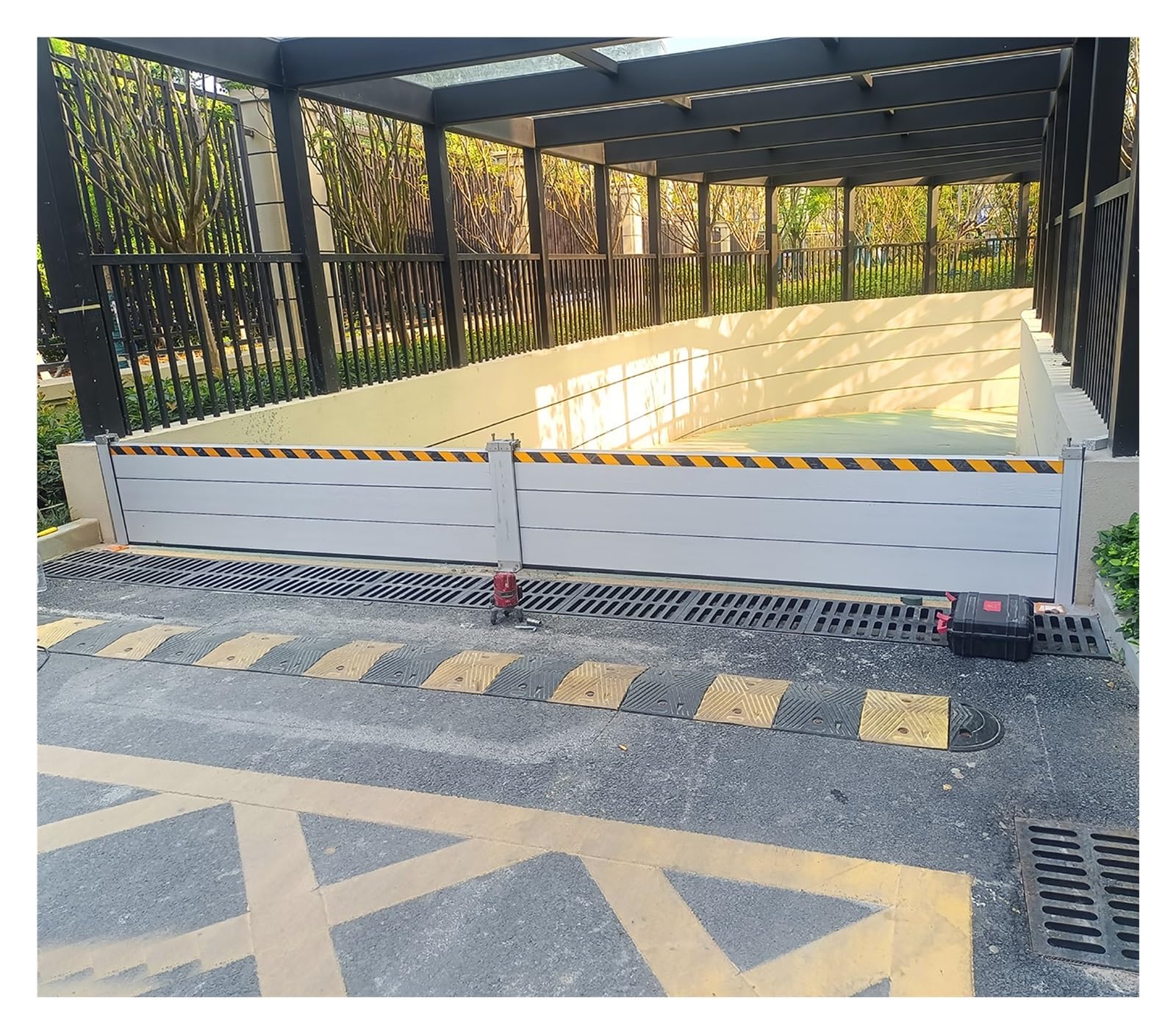 Muro antiinundación reutilizable y presa temporal para accesos comerciales