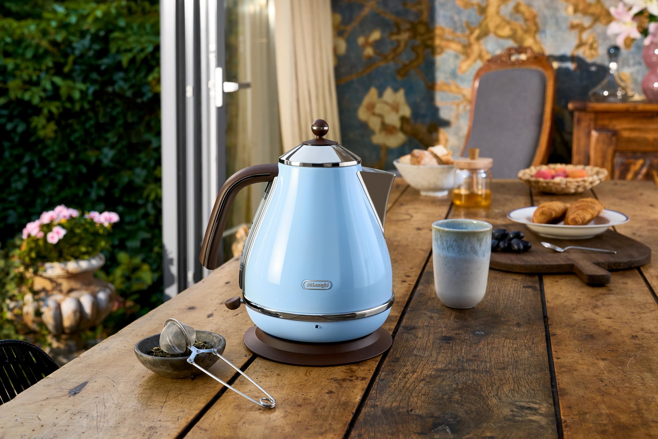De'Longhi Czajnik elektryczny Icona Vintage KBOV2001.AZ – 1,7 l ze wskaźnikiem poziomu wody i podstawą 360°, stal szlachetna w eleganckim stylu retro z chromowanymi elementami, niebieski, 23 x 25 x 23