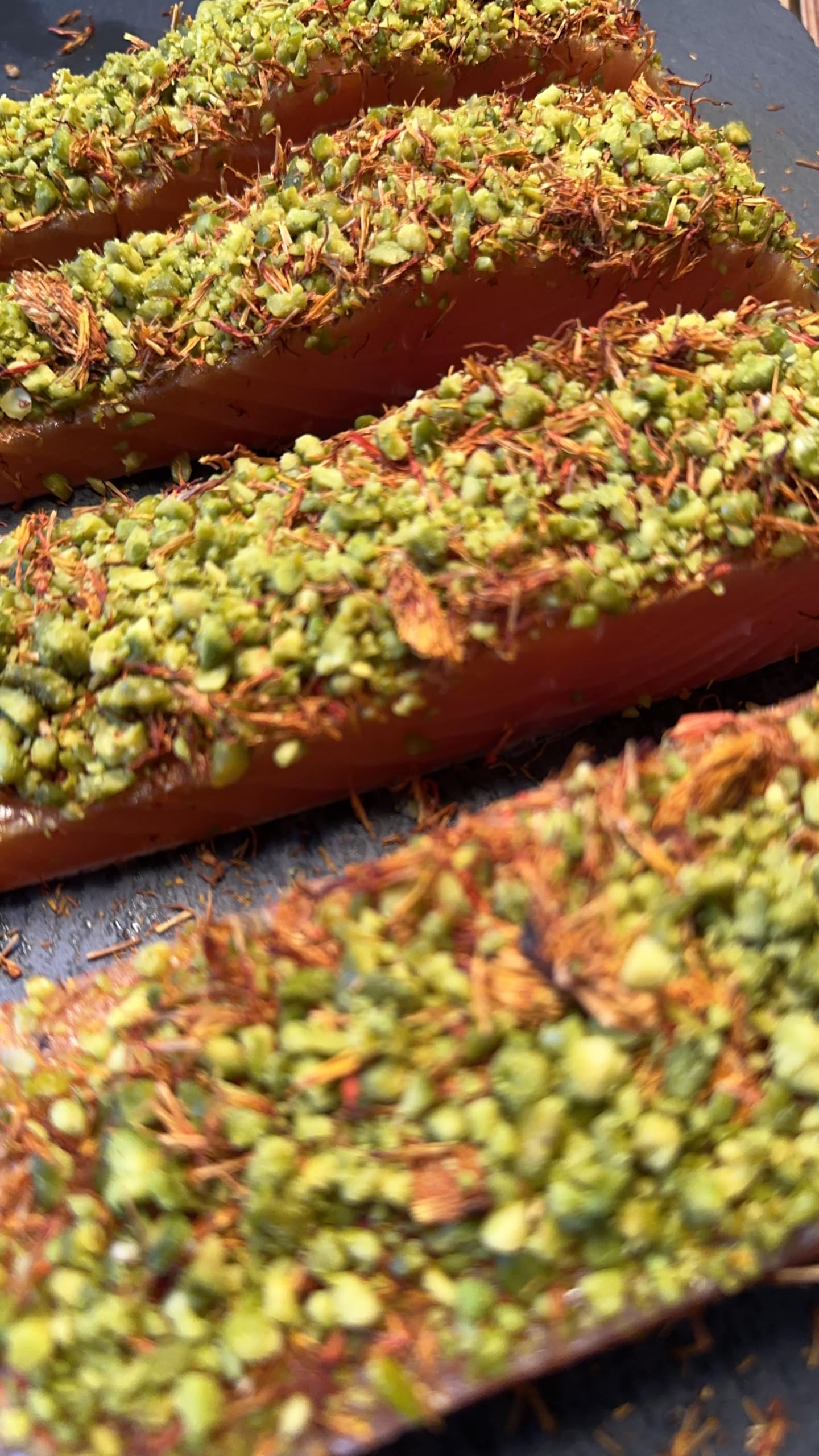 Dubai Graved Lachs mit Pistazien und Safranblüten
