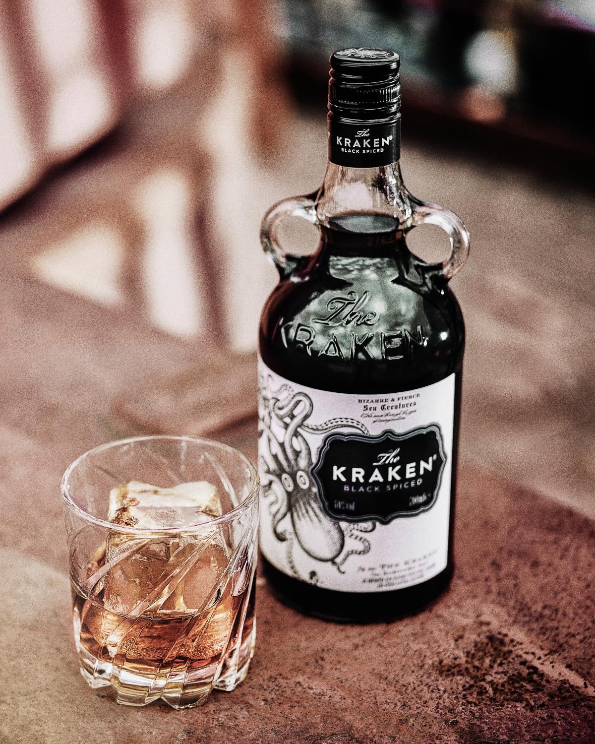 The Kraken 100cl - Rum nero speziato: canna da zucchero, rum caraibici scuri e 13 spezie. 40% vol.