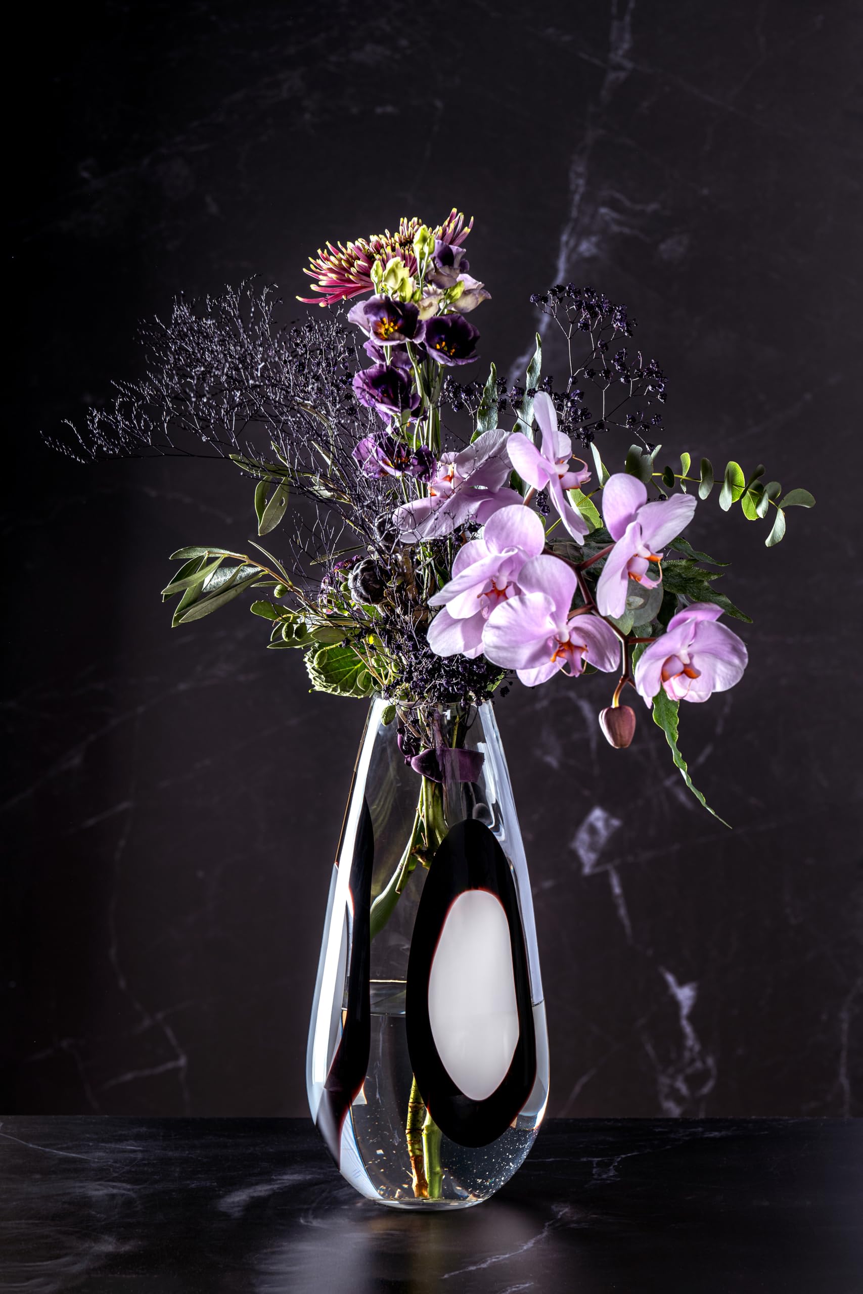 LEONARDO HOME OCCHI Bianchi Vase • 1 Stück • Designvolle Dekovase in Schwarz Weiß • ⌀8 cm • Wohnaccessoire für Moderne Tischdeko • Stilvolle Blumenvase • Höhe 37 cm • Mehrfarbig • 055296