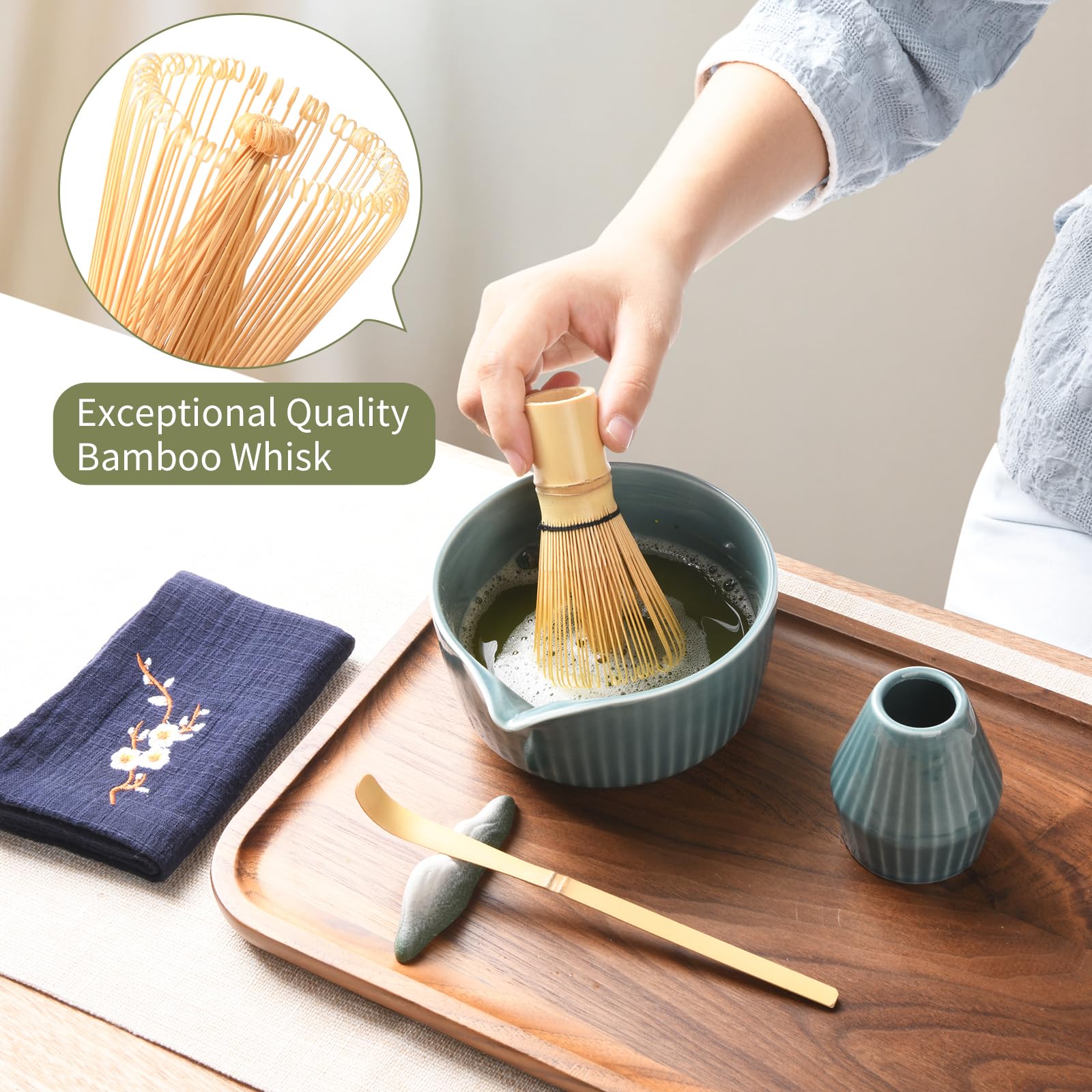 Matcha Kit Completo 7 Pezzi in Regalo Elegante: Ciotola Ceramica, Frullino di Bambù, Set per Tè Giapponese con Base, Setaccio Acciaio + Tovaglietta Lino - Set Matcha Autentico (Blu)