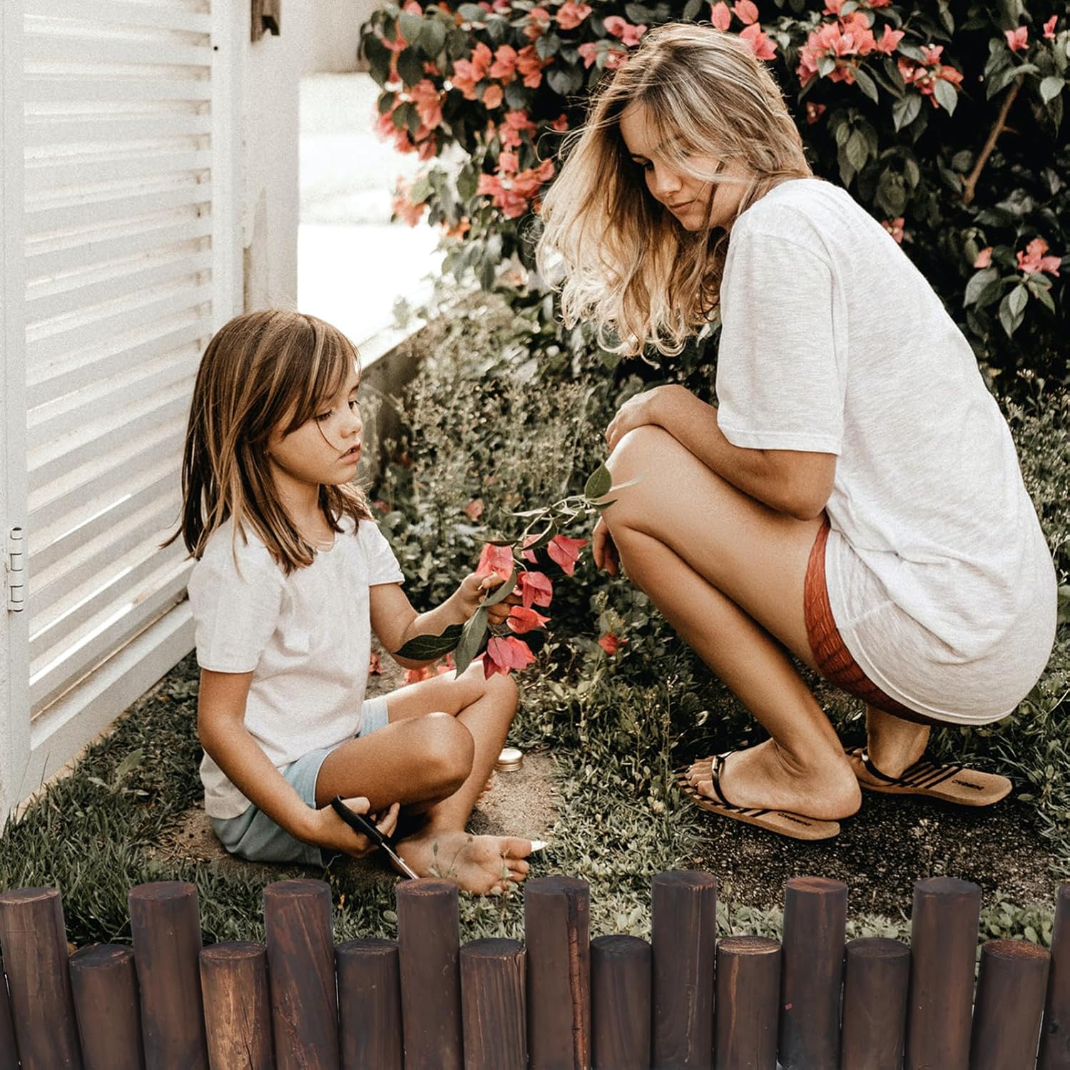 Outdoor Carbonized Wood Garden Fence for Decorative Border and Courtyard Partition Rustic Style Edging for Flower Beds and Patios Height Diameter