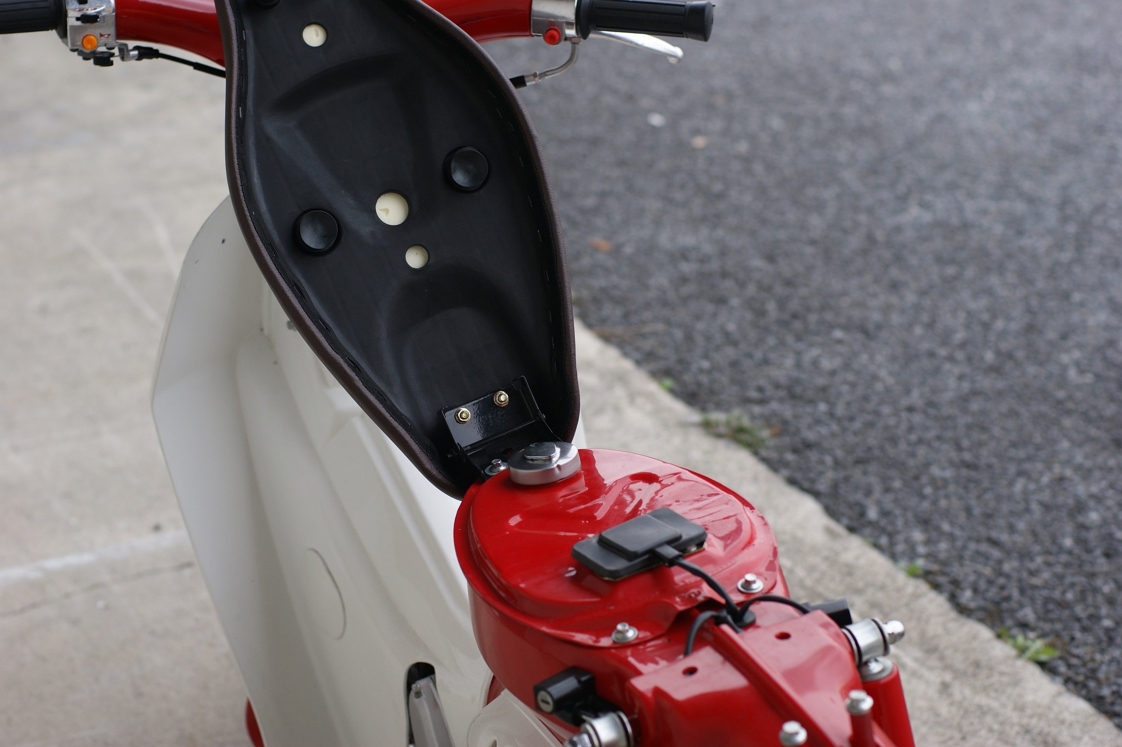 KEPSPEED ケップスピード　バイクシート ブラウン　カブ　スーパーカブ ケップスピード スーパーカブ カブ用 縦ライン カスタム