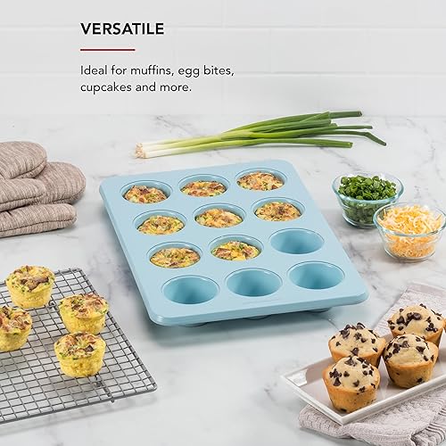 Vista 73 de KitchenAid Molde antiadherente de acero aluminizado para magdalenas de 12 tazas, contorno plateado