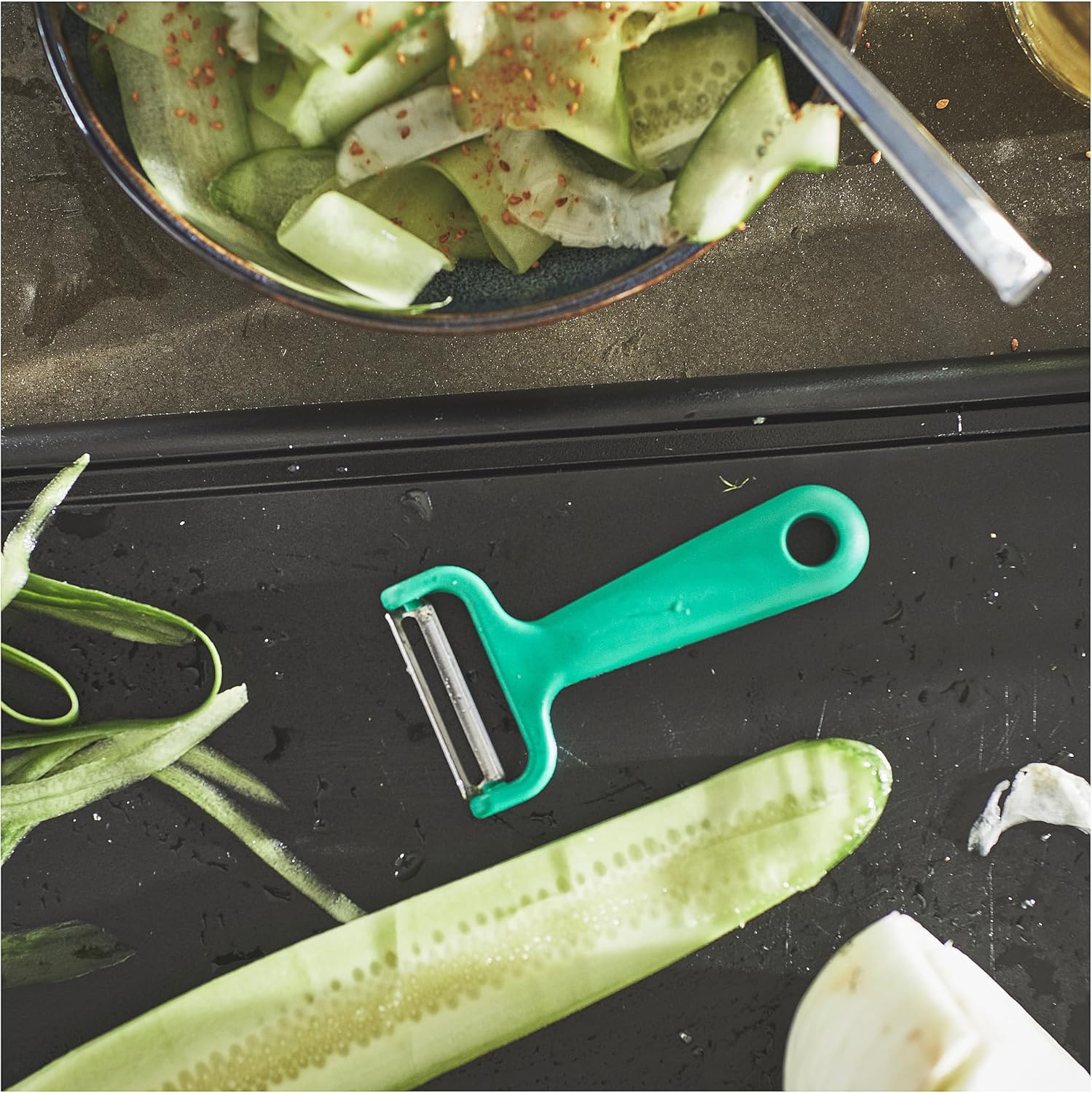 UPPFYLLD peeler, bright green