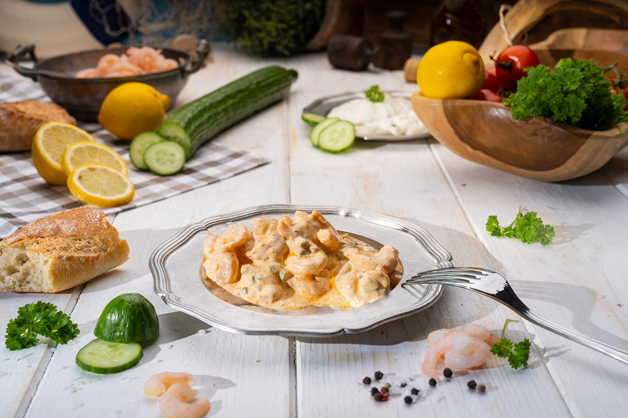 Klaassen Garnelensalat-Akropolis, in Handarbeit hergestellt, mit Gyrosgewürz, Tzatzikicreme und fruchtigem Zitronensaft, 250g