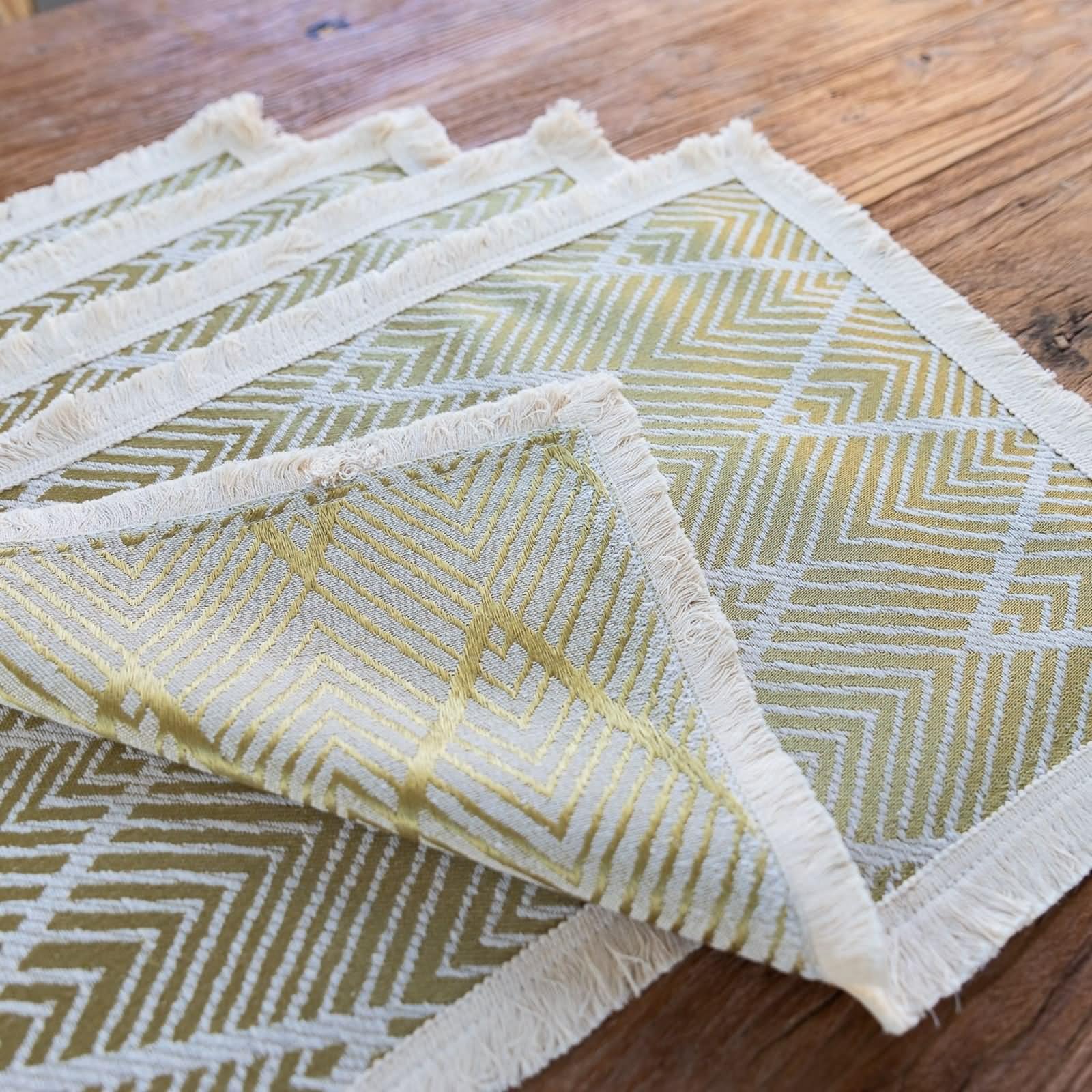 Set di 6 tovagliette all'americana invernali, 30 x 45 cm, motivo a righe ondulate con nappa, in poliestere e cotone, giallo e beige
