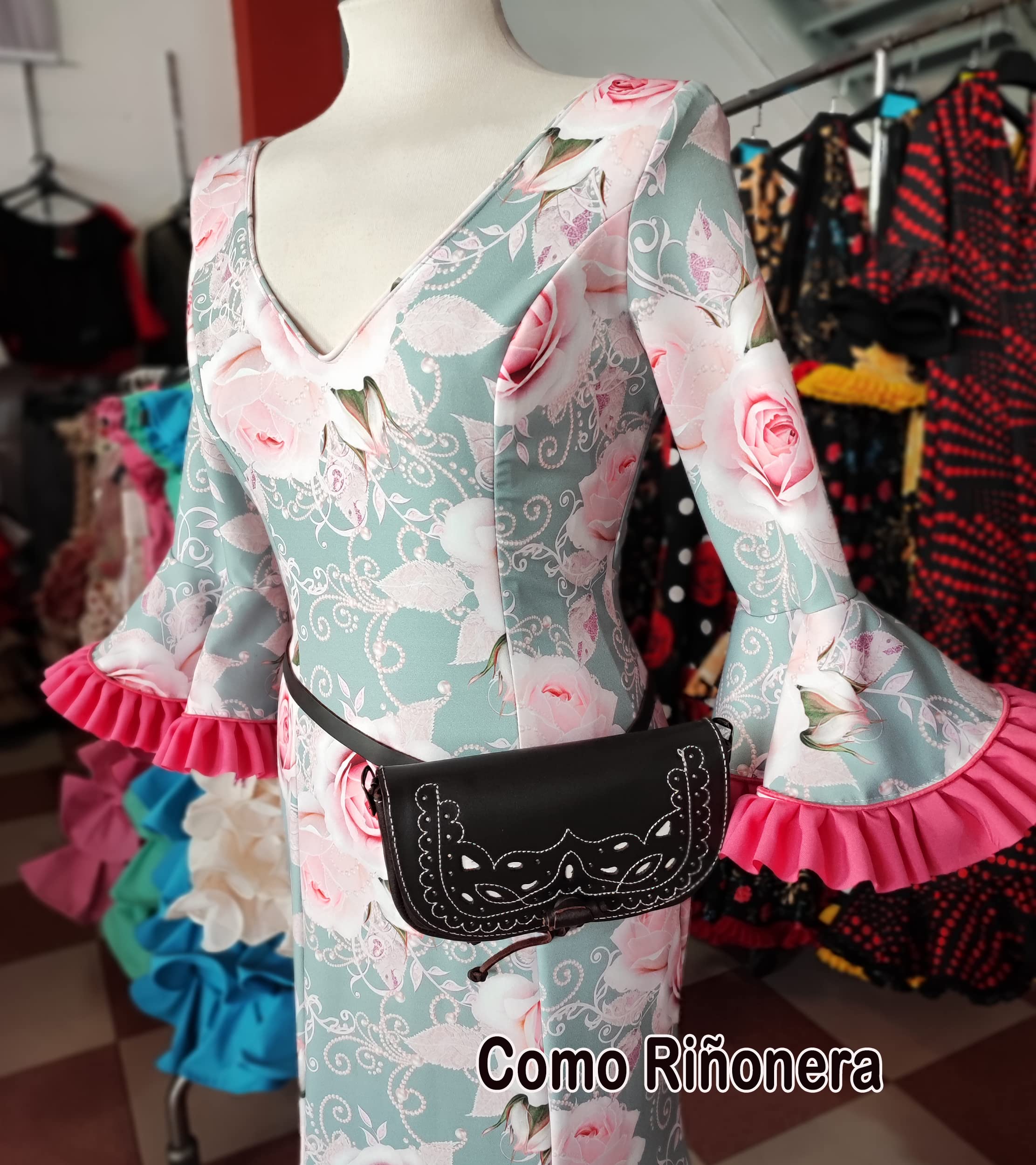 Marrón Chocolate, Bolso Bandolera en piel Ubrique convertible Riñonera de mide: 20x12x5cms. Diseño Bordado artesanal. Tamaño perfecto para llevar el movil, llaves, pañuelos.