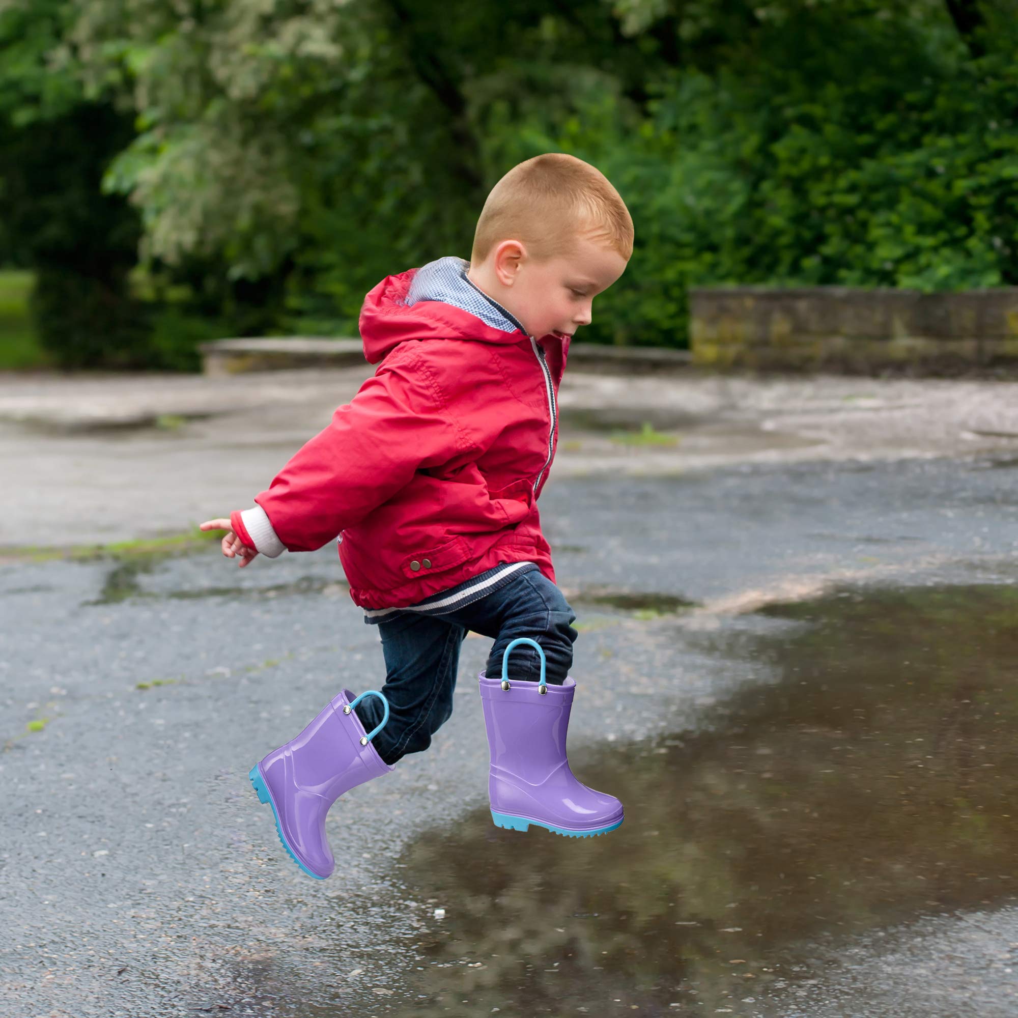 Puddle Play Botas de lluvia impermeables de PVC para niños y niños con asas fáciles de poner, botas ligeras y antideslizantes para exteriores para niños y niñas