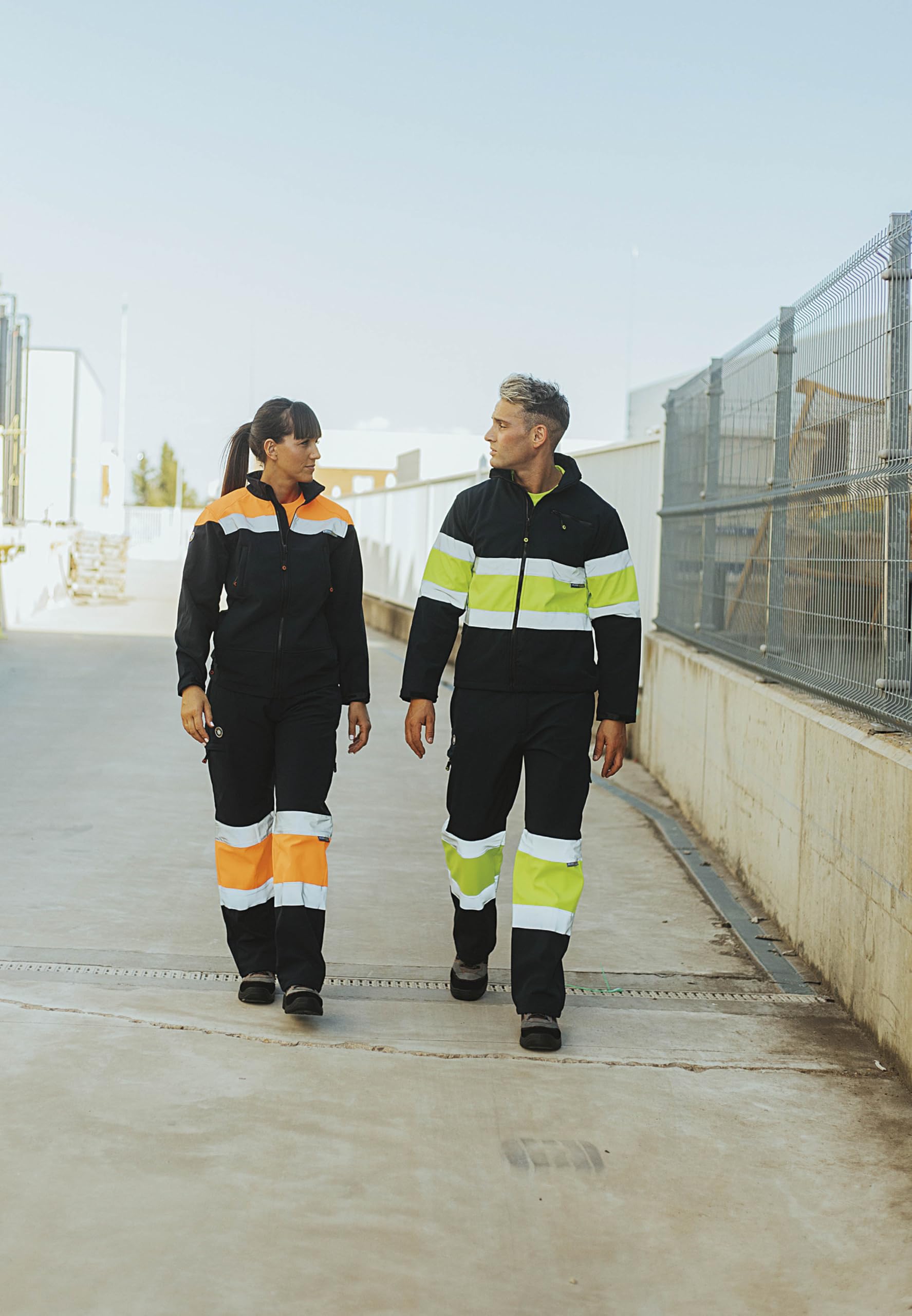 WORKTEAM Pantalón Softshell Alta Visibilidad y Cintas Reflectantes, Alta Capacidad Térmica, Cortavientos y Repelente Agua, Multibolsillos con Cremallera. Unisex