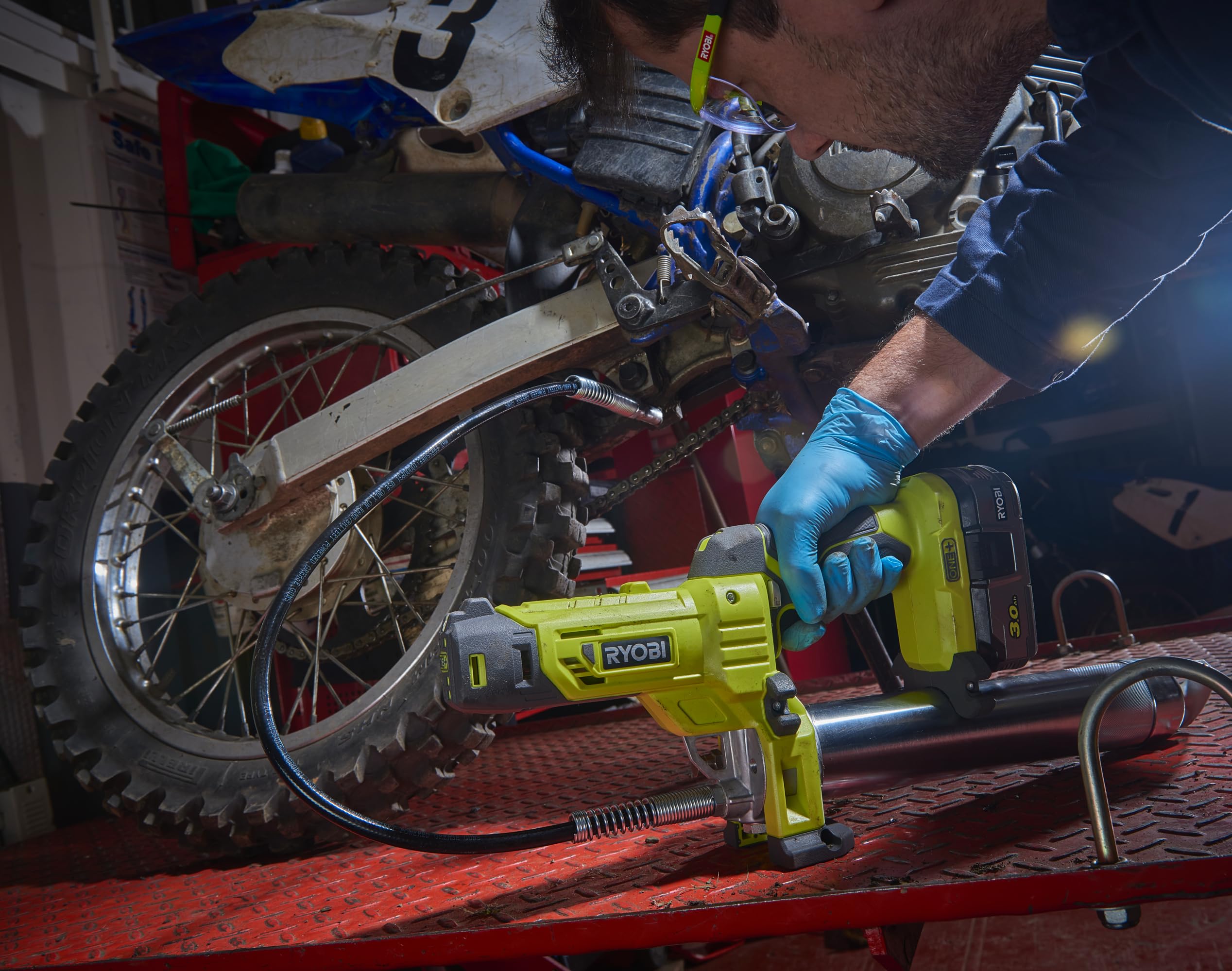 RYOBI 18 V ONE+ Akku-Fettpresse R18GG-0, Befetten von Fahrzeugen und Maschinen, Durchflussrate 210 gr/min, 400g Fettpatronen, ohne Akku und Ladegerät