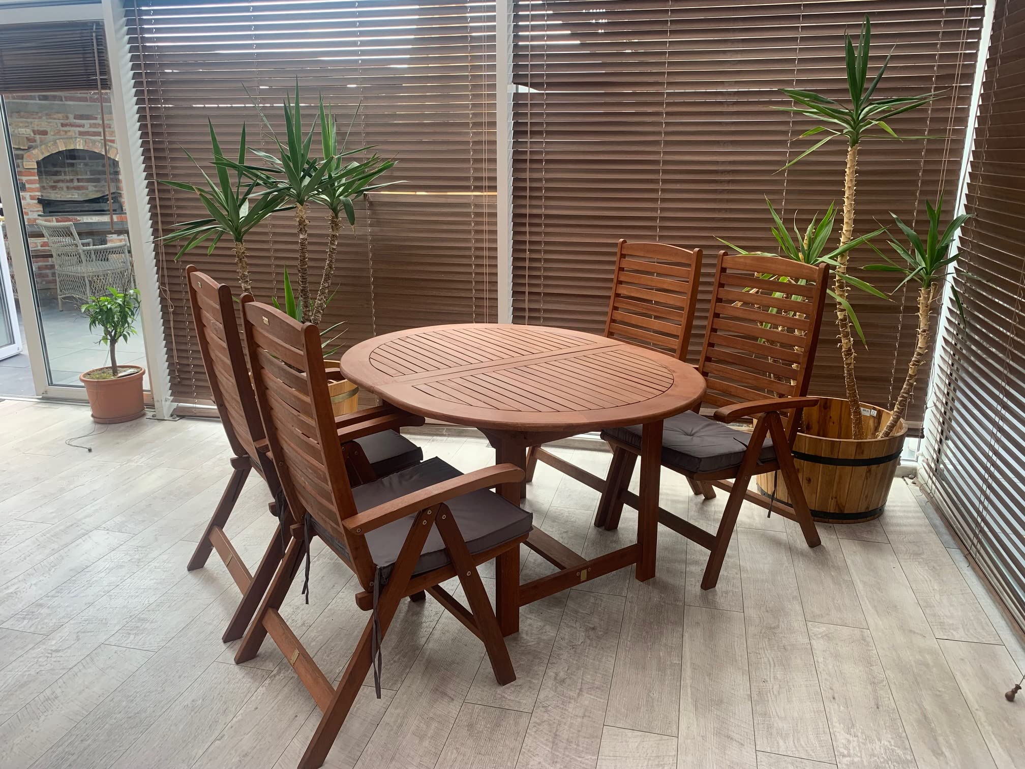 Rattanland Gartenmöbel Set aus Exotenholz FSC-zertifiziertes Eukalyptus - Oldham-Set mit 110 cm breitem Tisch, 4 Eukalyptus-Stühlen und 4 Kissen pro Sitzplatz (graue Kissen)