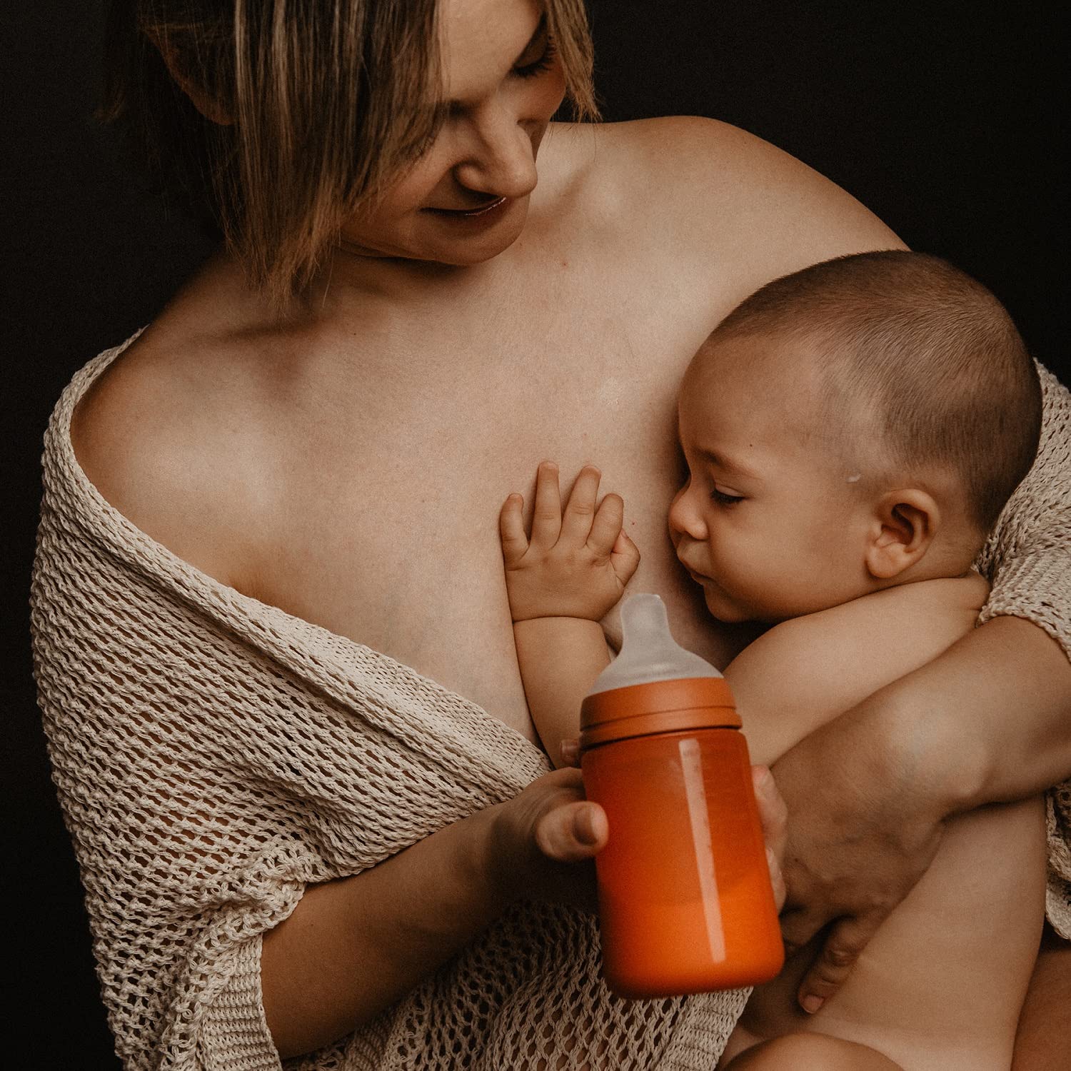 Suavinex, biberon in silicone da 240 ml, con tettrella in silicone SX Pro simmetrica, con valvola anticolica, biberon a flusso medio (M). Per bambini +3 mesi. Linea Colour essence. Mango