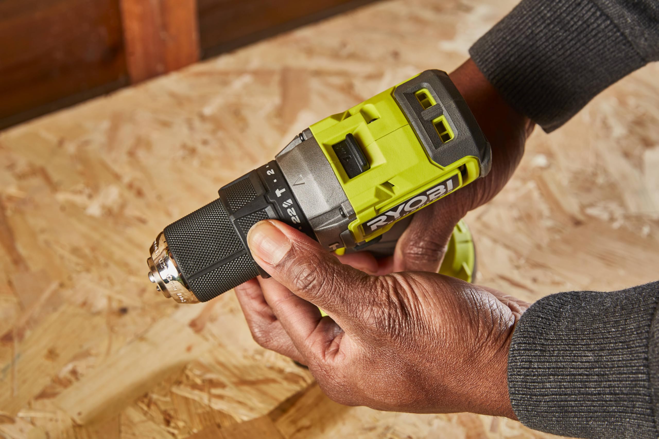 Ryobi Trapano Avvitatore a Percussione 18V ONE+ Brushless, Mandrino in Metallo 13 mm, Coppia 54 Nm, 2 Batterie (4.0Ah e 2.0Ah), Caricabatterie, Borsa, Inserti, RPD18BL1‑2C42S
