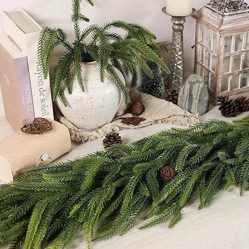 Miniatura 8 de Guirnalda de pino Norfolk de Navidad, guirnalda artificial de 9 pies, guirnalda de agujas de pino falsas de color verde sintético para chimenea