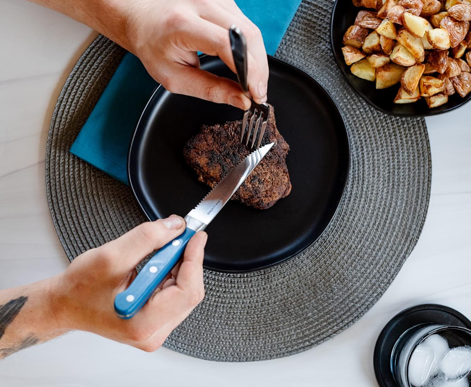 DURA LIVING Premium 8-Piece Steak Knife Set – Sharp Serrated Blades, Forged High Carbon Stainless Steel, Full Tang, Ergonomic Handle, Royal Blue – Ideal for Dining & Entertaining