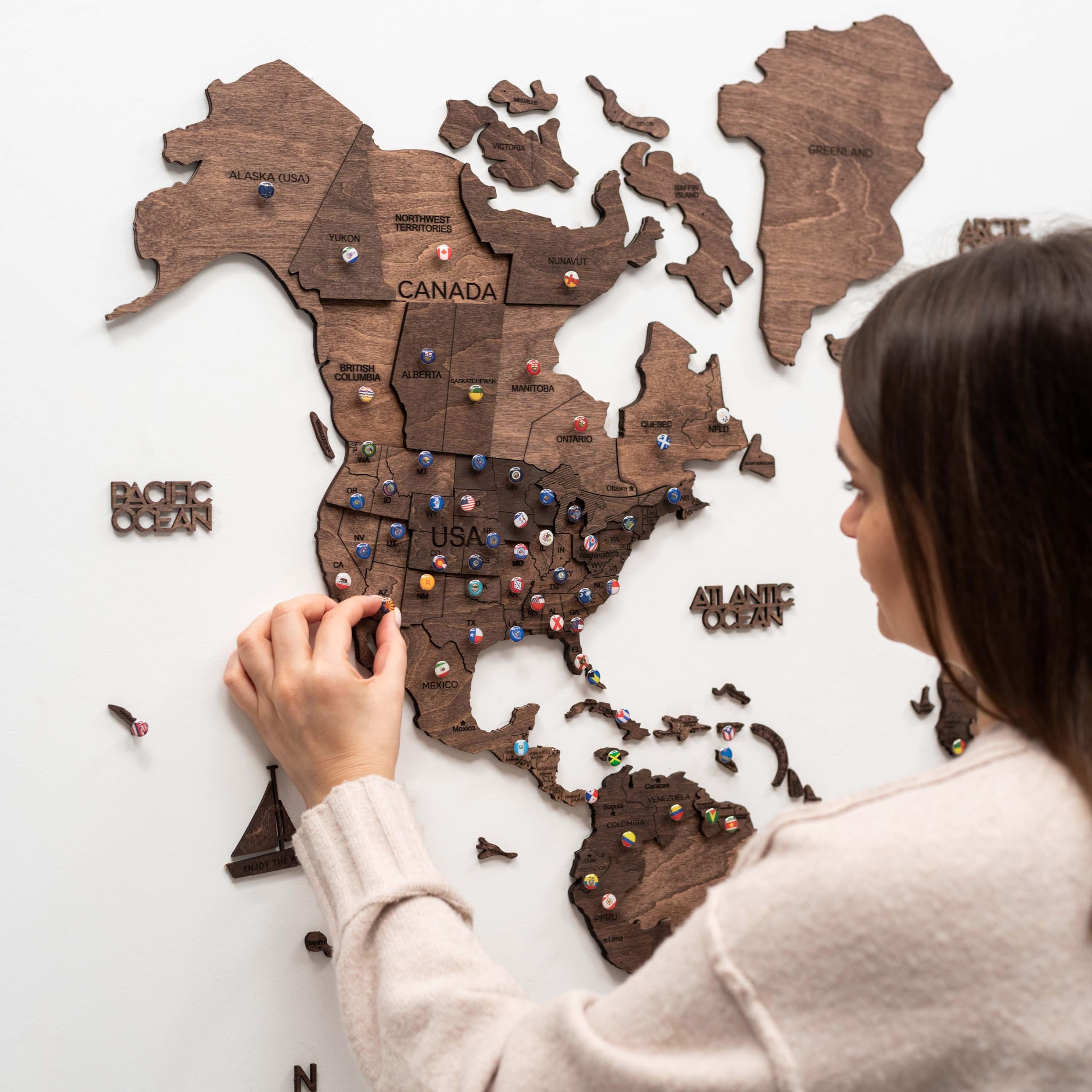 Enjoy The Wood - 3D Weltkarte Holz zur Wand Deko Wohnzimmer - Geschenkidee für Wanderer - Wandkunst zum Pinnen für Reiseziele - Wanddeko für Zuhause und Küche oder Büro (Dark Walnut, S)