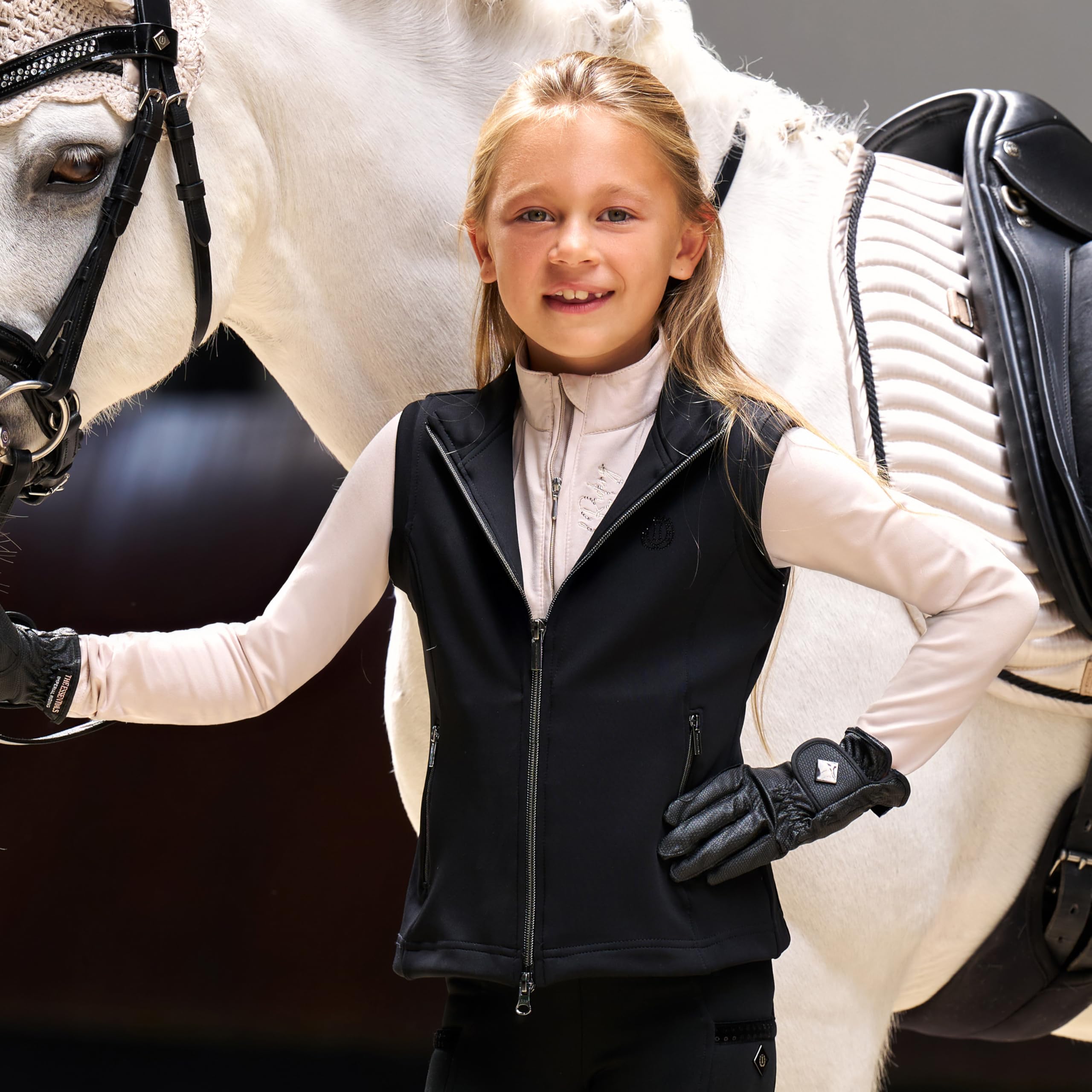 Imperial Riding IRH Cybil Kinder Bodywarmer Reitweste ärmellos mit Zwei-Wege-Reißverschluss Strassdetails Stickerei Reißverschlusstaschen Stehkragen leicht 4-Wege-Stretch