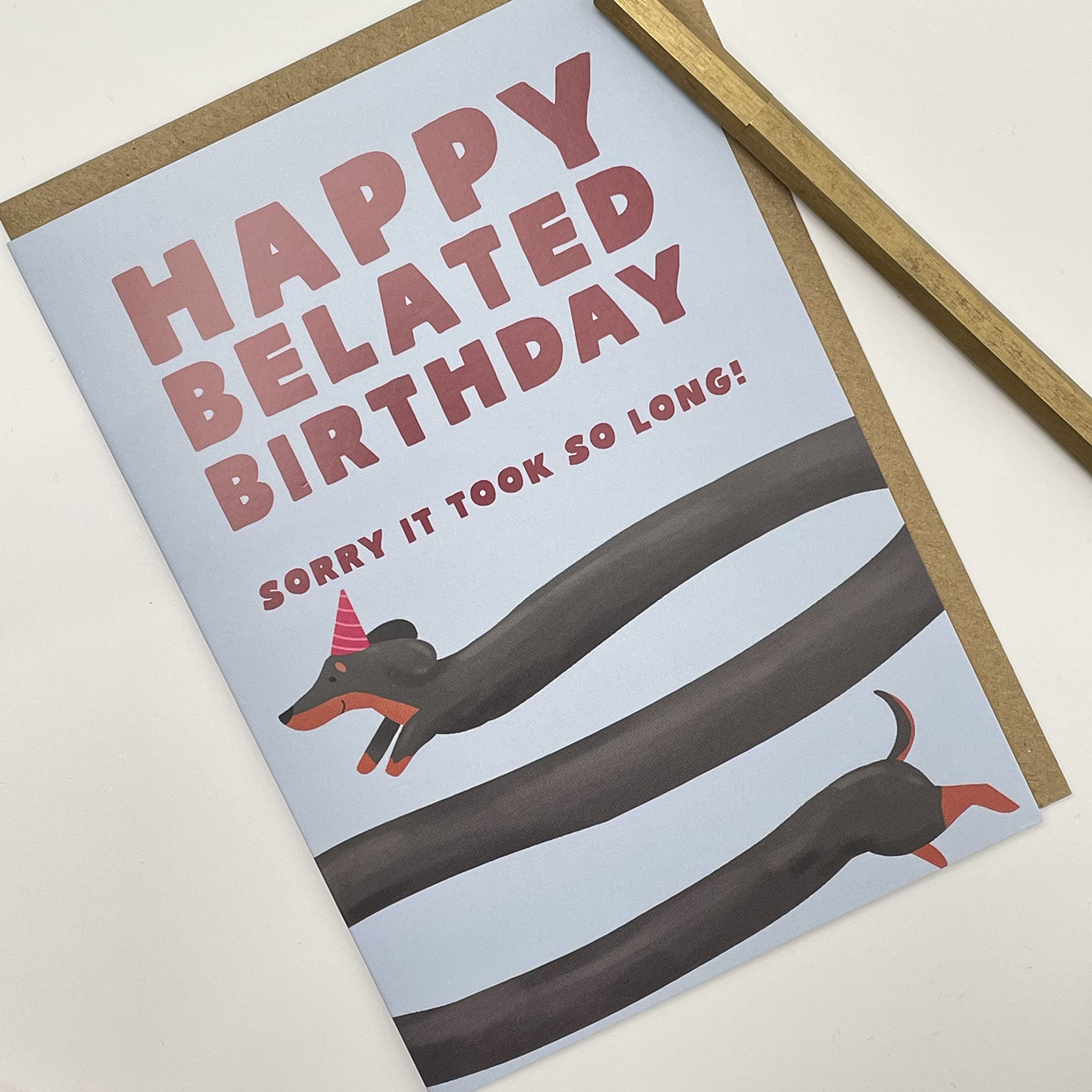 Old English Co. - Tarjeta De Cumpleaños De Perro Salchicha Divertida Para él O Ella, Tarjeta De Cumpleaños Con Texto En Inglés "Sorry It's Late" Para Amigo Y Familia, Bonita Tarjeta De