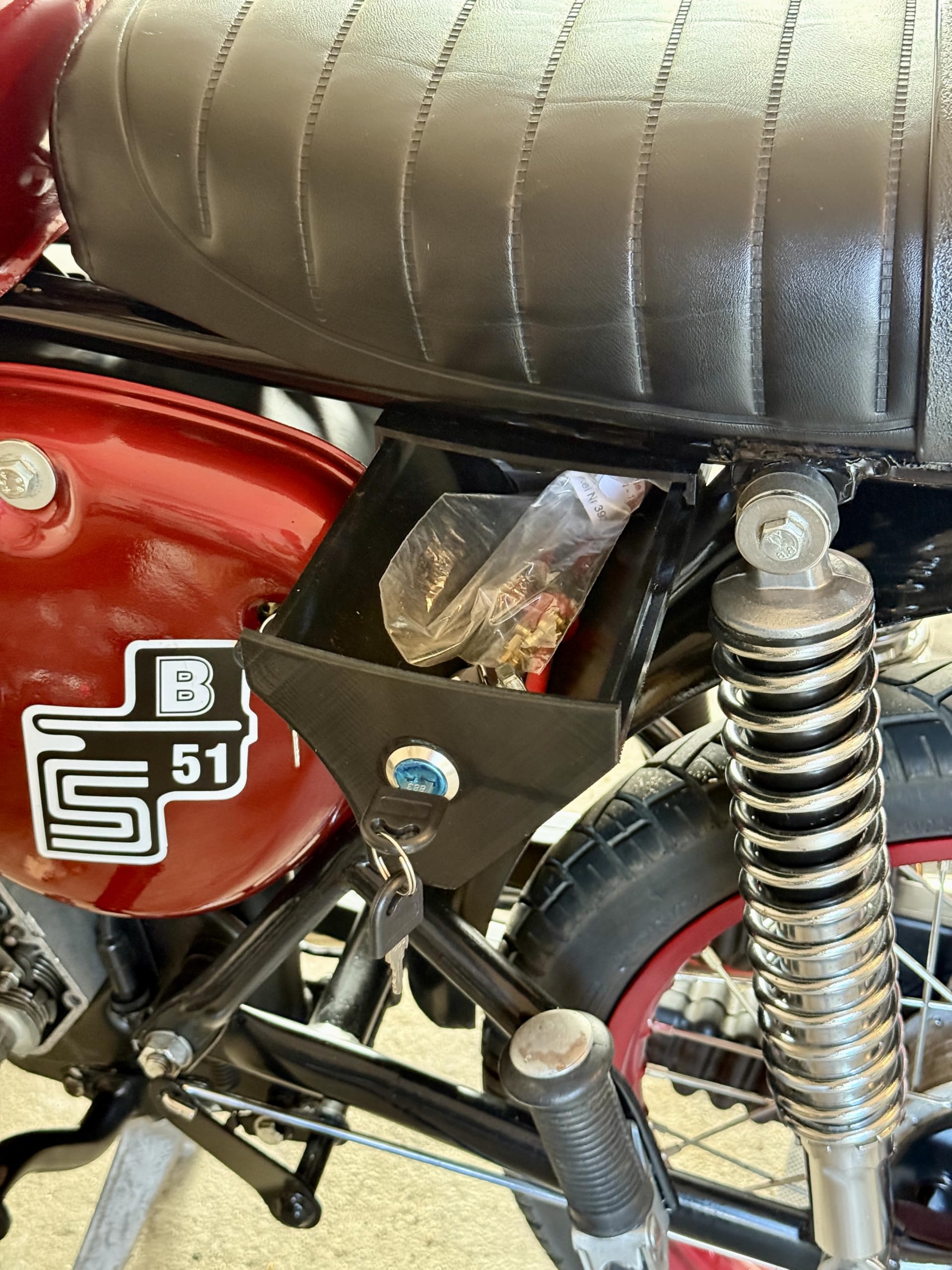 Generisch Werkzeugfach für Simson S50, S51 & Enduro - Abschließbare Werkzeug-Box aus Robustem Kunststoff mit Schloss und 2 Schlüsseln - Montage am Obergurt - Inkl. Befestigungsmaterial
