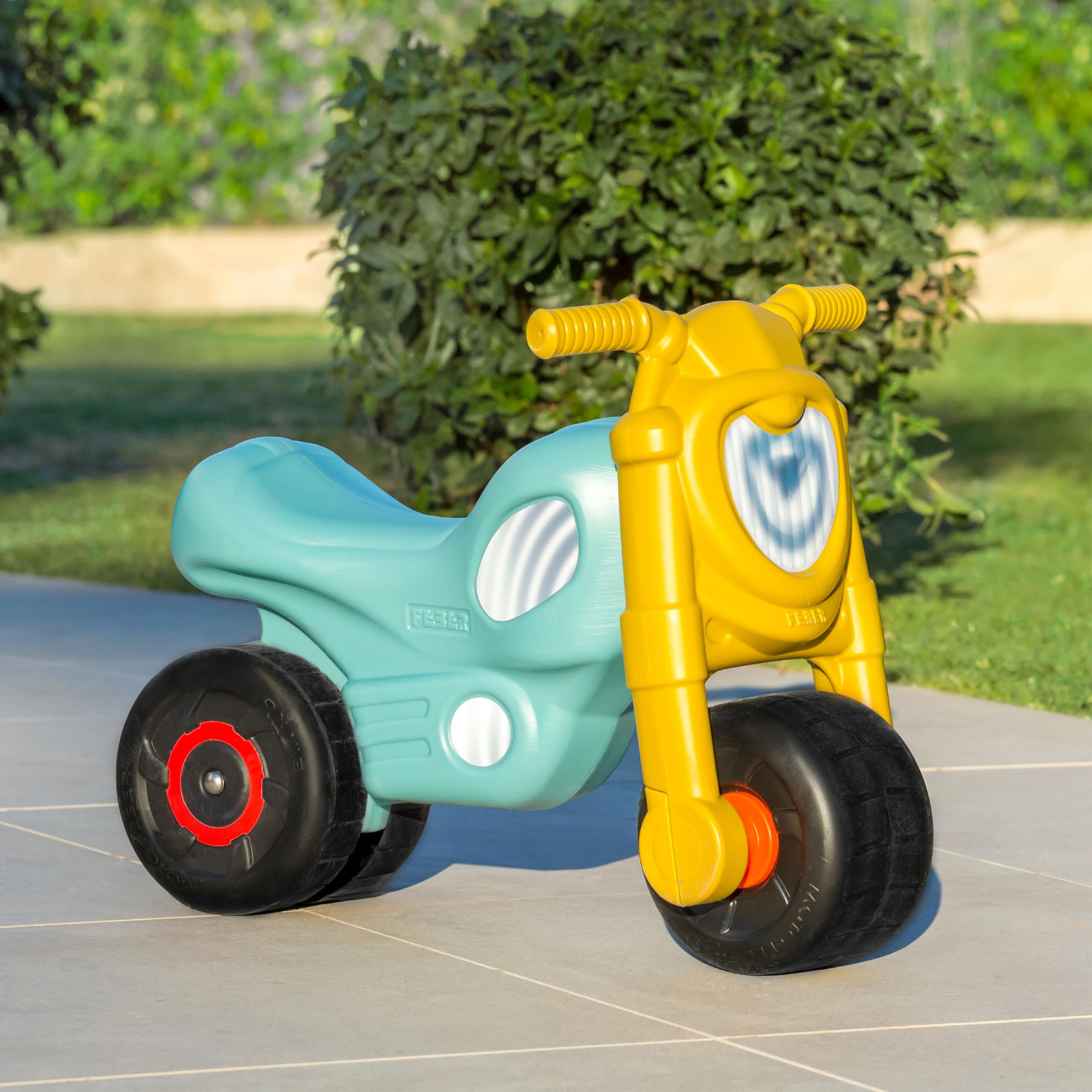 FEBER - Motofeber Casual, Correpasillos con Forma de Moto con un Diseño Que Transmite Relajación, Estable y Seguro, Desarrollo niños y niñas de 18 Meses a 3 años, Famosa (FED30000)