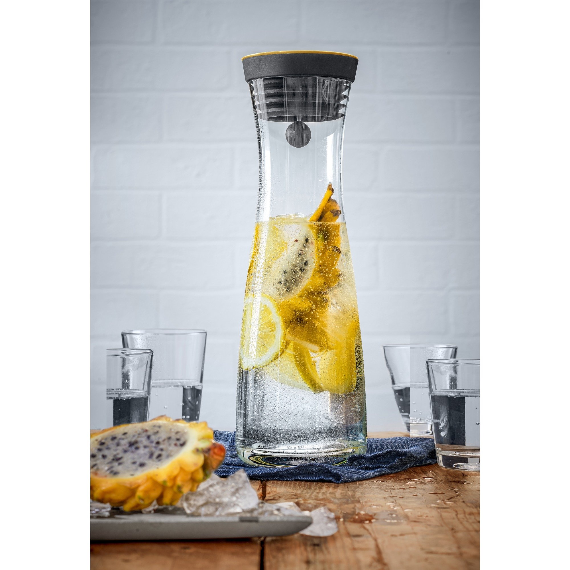 WMF Basic Wasserkaraffe Set 3-teilig, Karaffe mit 2 Fruchtspieße (18 und 24 cm), Glas-Karaffe 1,0l, Höhe 30,2 cm, Silikondeckel, CloseUp-Verschluss, gold