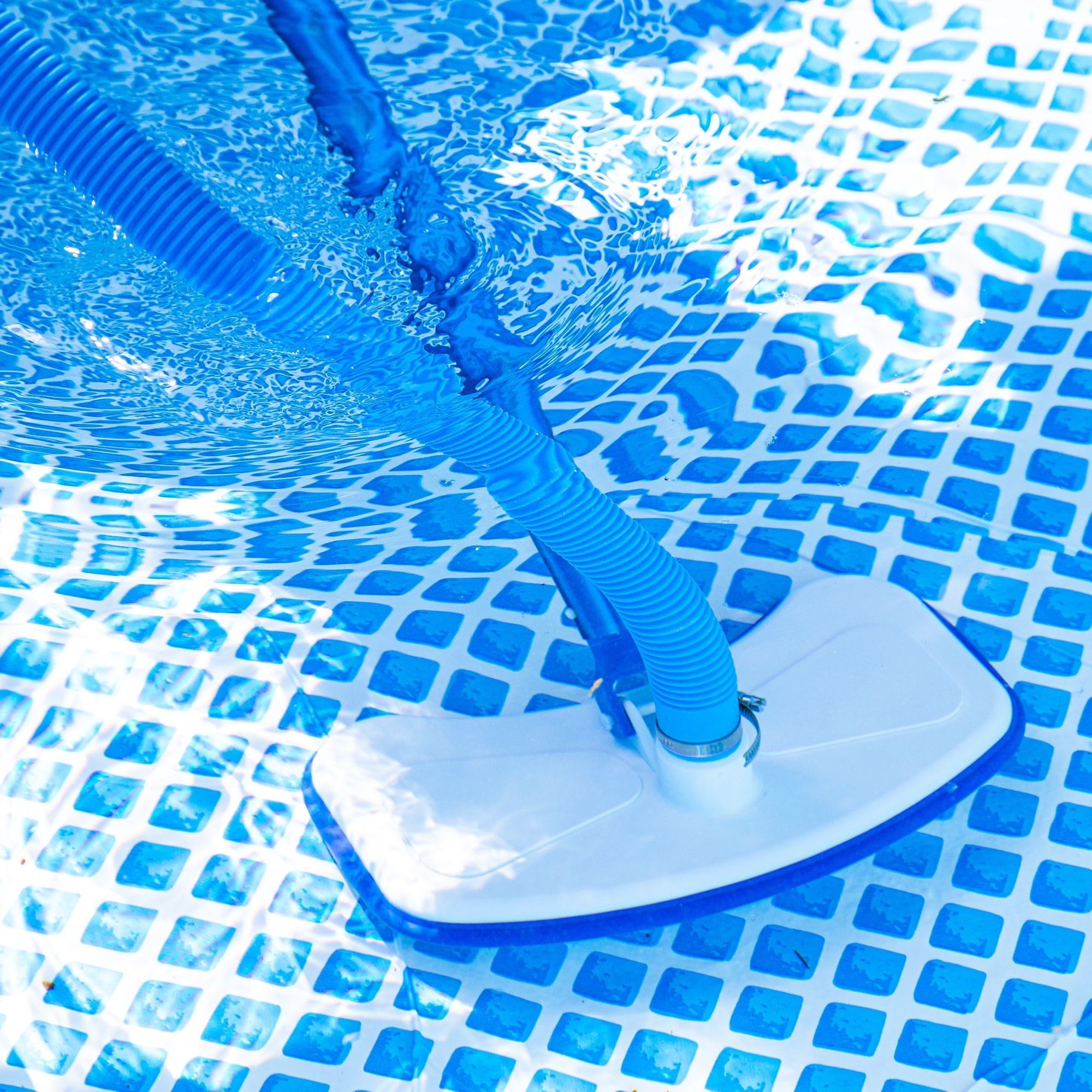 Amapool Basics Set 2 Pezzi Aspirafango per Piscina con 8 Setole | Spazzola fondo extra pesante con attacco clip-on per tubi Ø 32/38 mm e aste da 28 mm, ideale per piscine fuori terra.