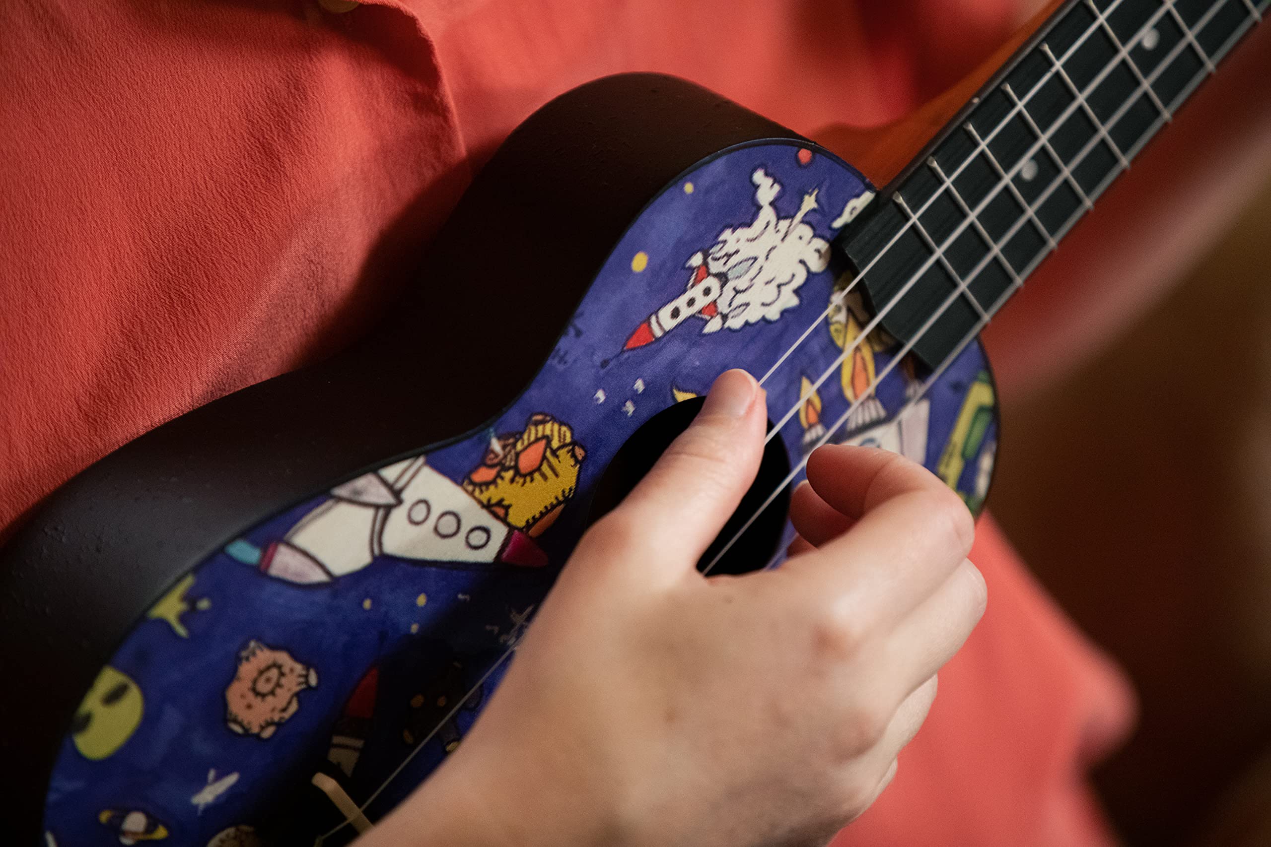 Ortega Guitars Akustyczne Ukulele Sopranowe – Seria Keiki K2 – w Zestawie z Akcesoriami – Agathis/ABS, Motyw Spaceman (K2-SP)