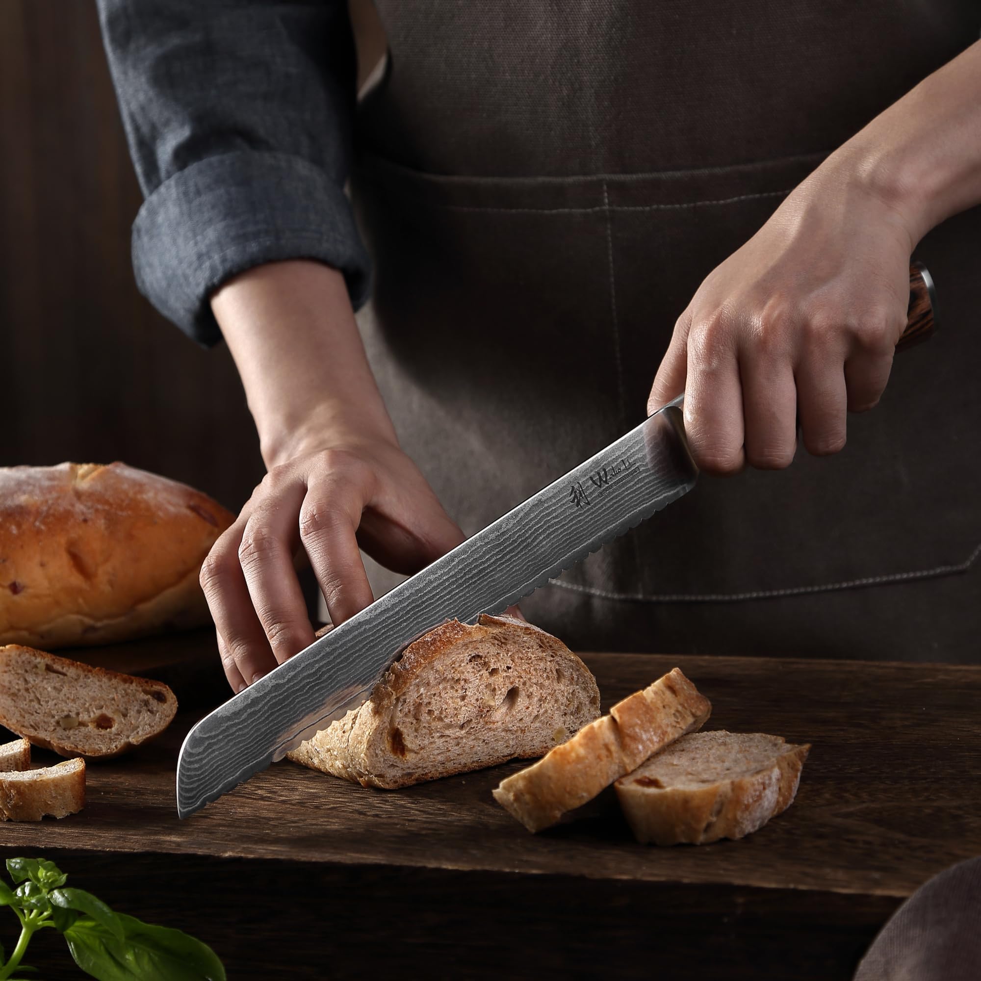 WAKOLI EDIB Couteau à Pain de Cuisine Professionnel en Damas, Dentelé 20 cm | 67 couches avec noyau VG10, manche en bois de pakka, pour baguettes, brioches et croûtes épaisses, coffret cadeau élégant