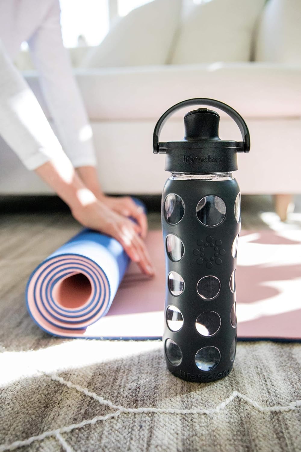 Lifefactory 16-Ounce Glass Water Bottle with Active Flip Cap and Protective Silicone Sleeve, Carbon - Image 6