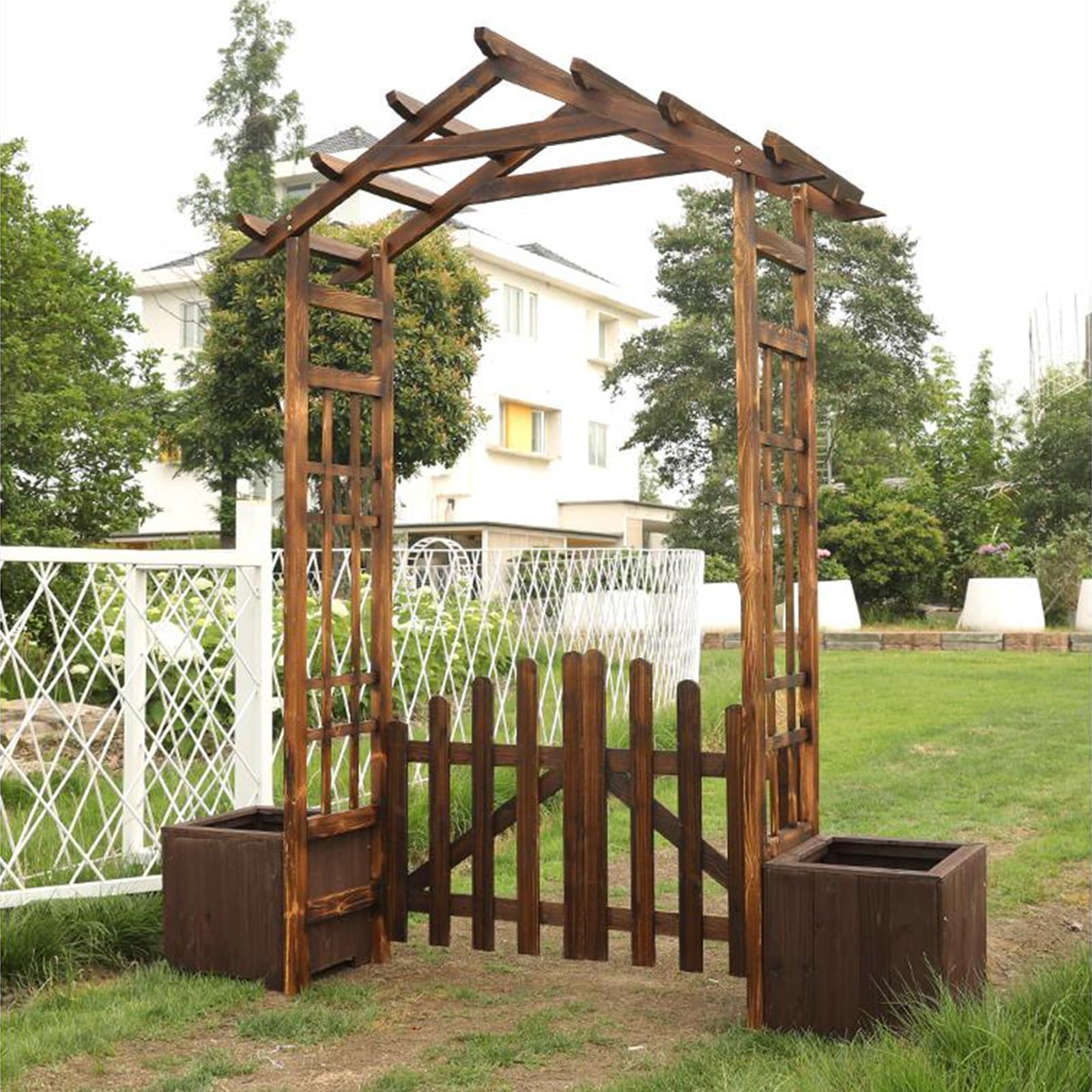 Drewniany łuk ogrodowy krata z drzwiami pergola na zewnątrz altana na wesela, rośliny pnące i dekoracja trawnika, eleganckie brązowe wykończenie na patio, podwórka i imprezy
