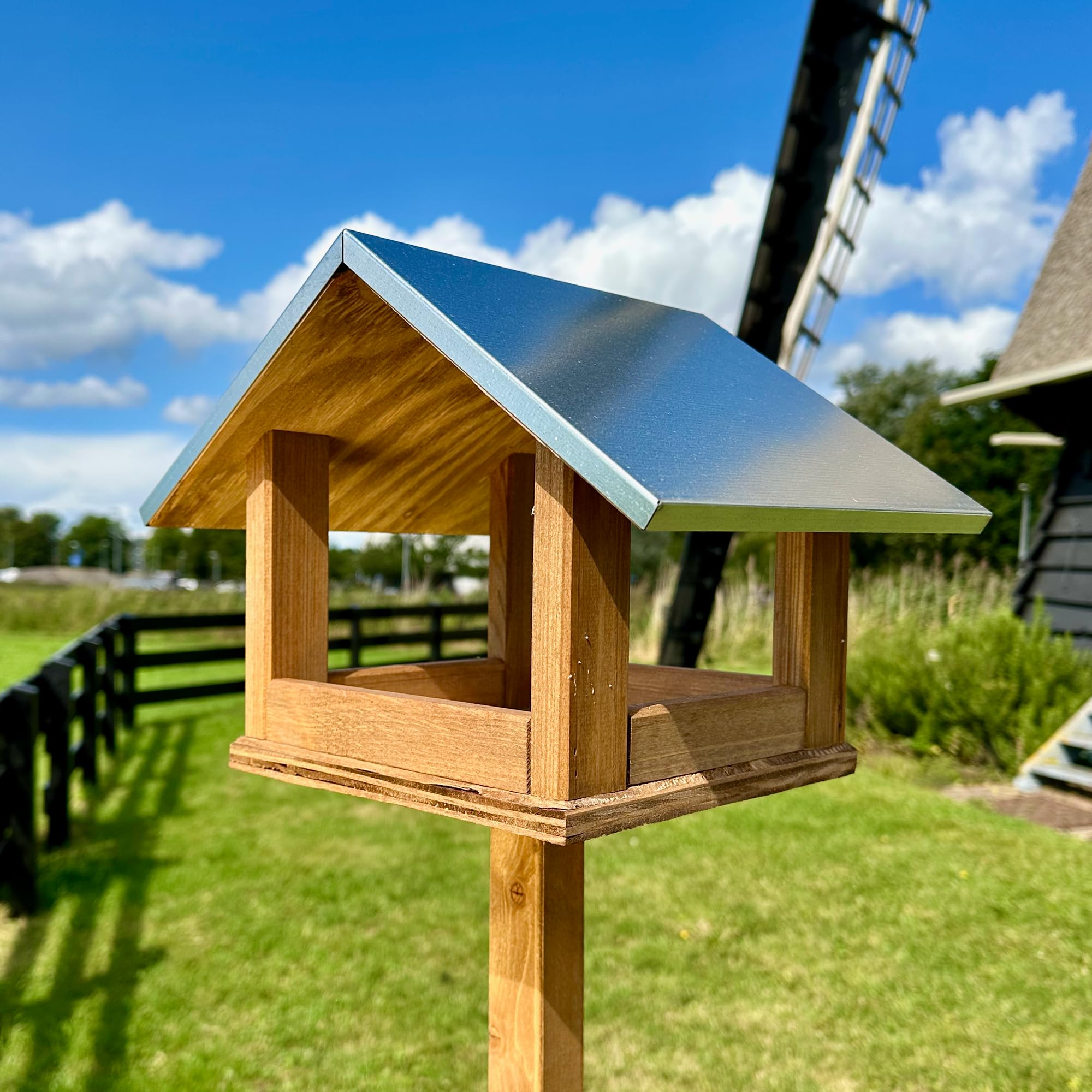 GARTENETAGE Selbststehendes Vogelhaus mit Metalldach – Wetterfestes Futterhaus aus Kiefernholz für Wildvögel, Garten, kleine und mittlere Vögel, leicht zu reinigen, robust & langlebig