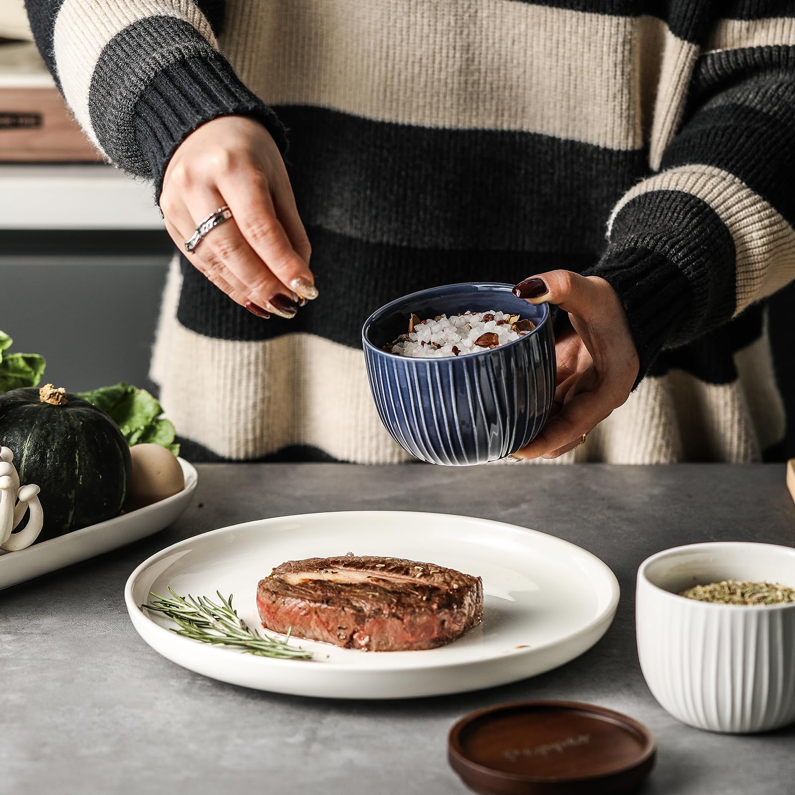 Cuencos de sal y pimienta: recipiente de cerámica para sal y pimienta de 10 onzas con tapa de madera, salero con tapa, caja de sal apilada para encimera, decoración de cocina de granja (azul